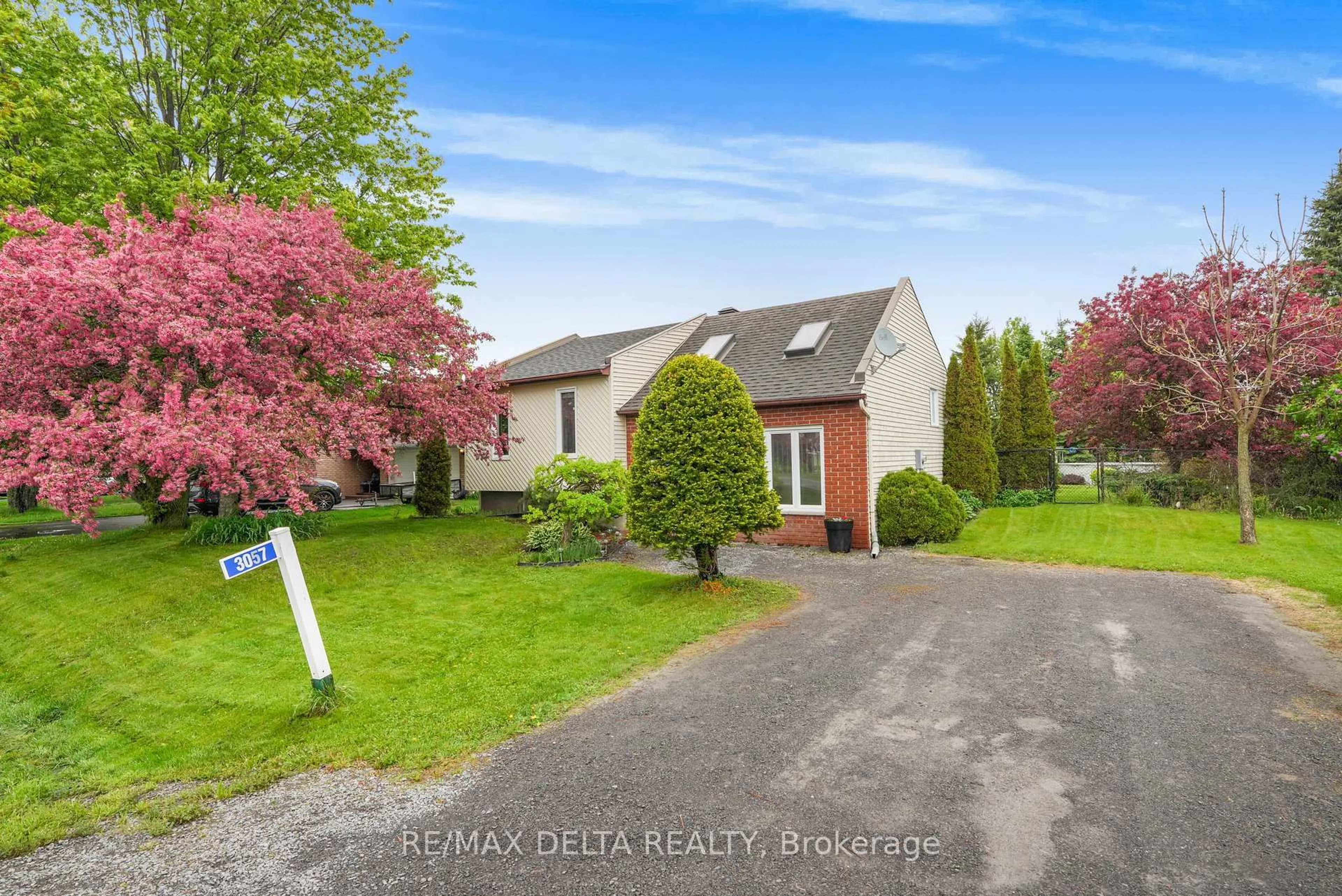 A pic from outside/outdoor area/front of a property/back of a property/a pic from drone, street for 3057 Carriere St, Clarence-Rockland Ontario K0A 2A0