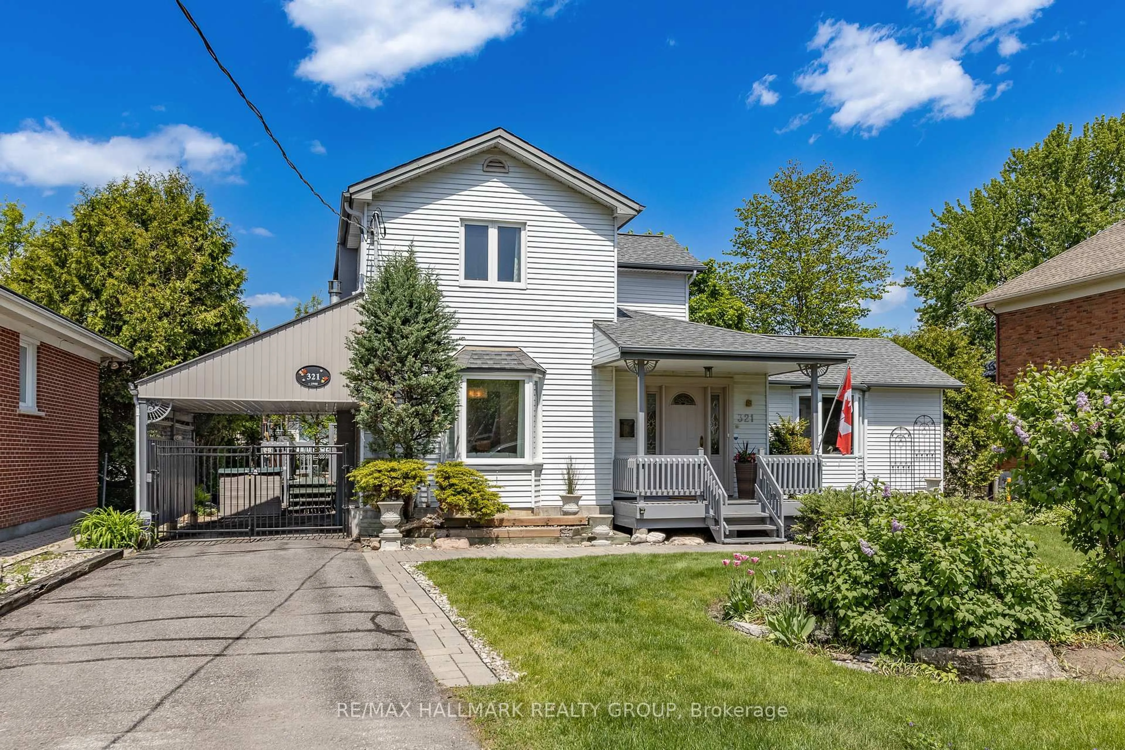 A pic from outside/outdoor area/front of a property/back of a property/a pic from drone, street for 321 Beechgrove Ave, Ottawa Ontario K1Z 6R4