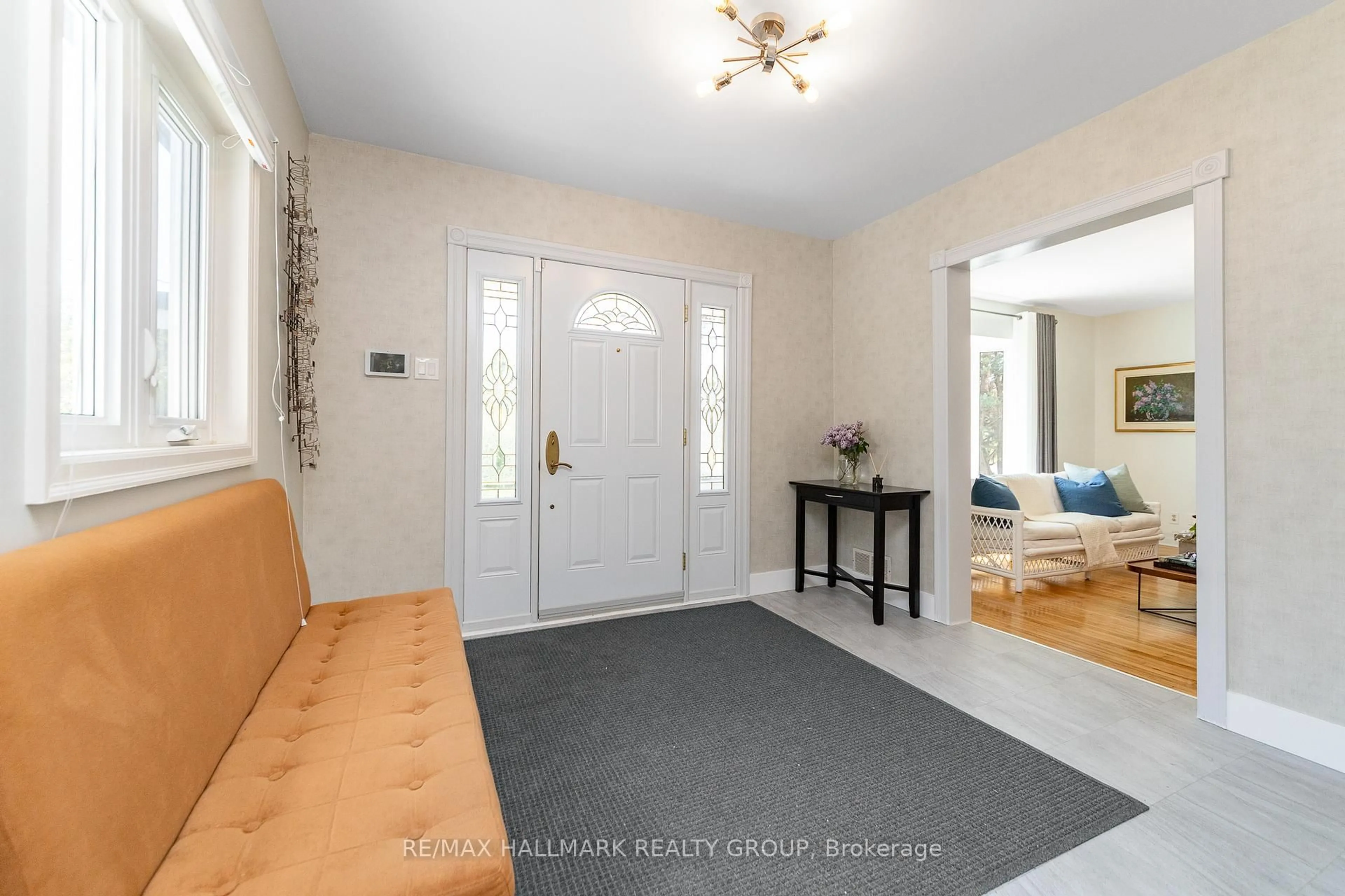 Indoor entryway for 321 Beechgrove Ave, Ottawa Ontario K1Z 6R4