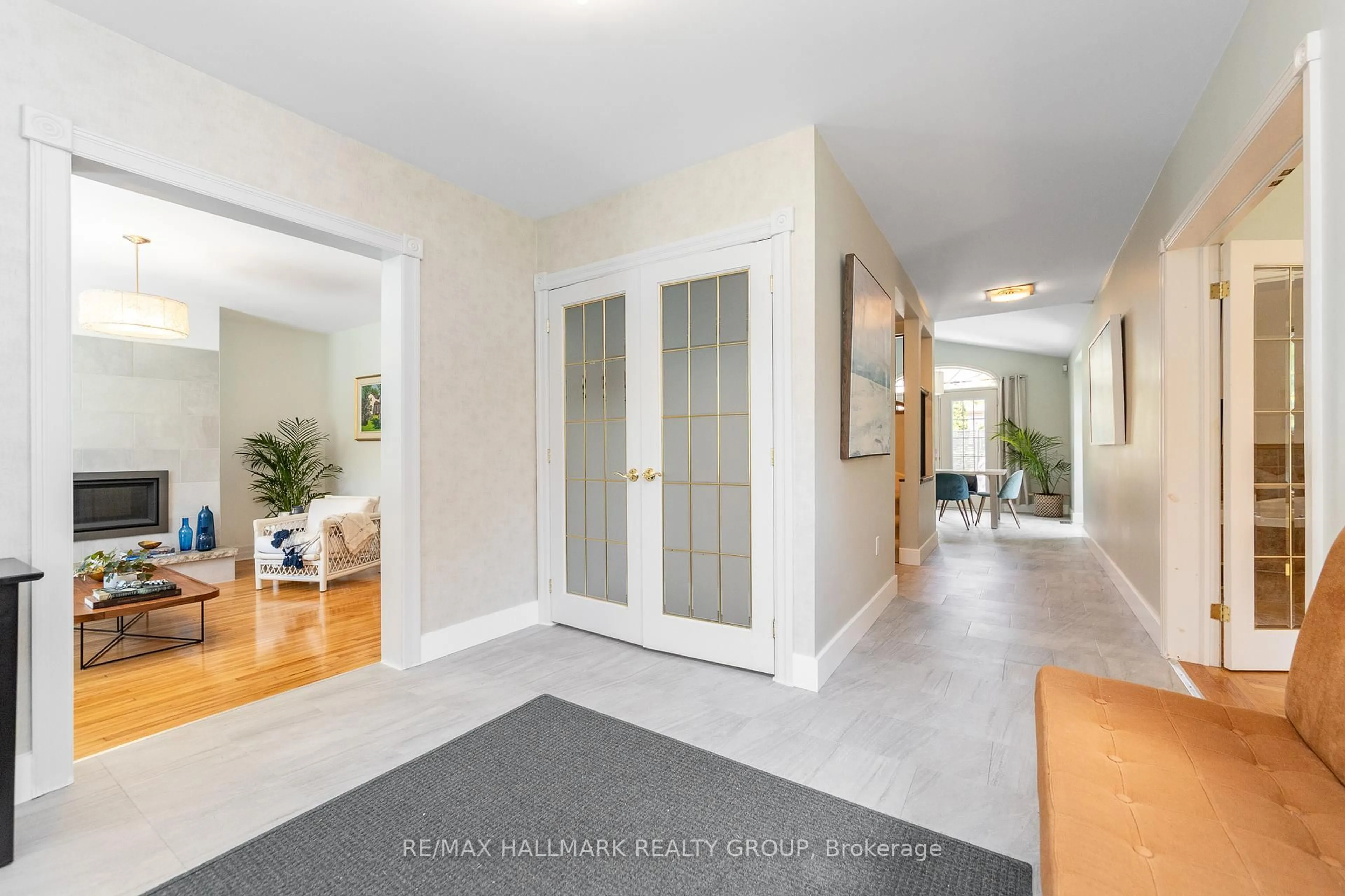 Indoor entryway for 321 Beechgrove Ave, Ottawa Ontario K1Z 6R4
