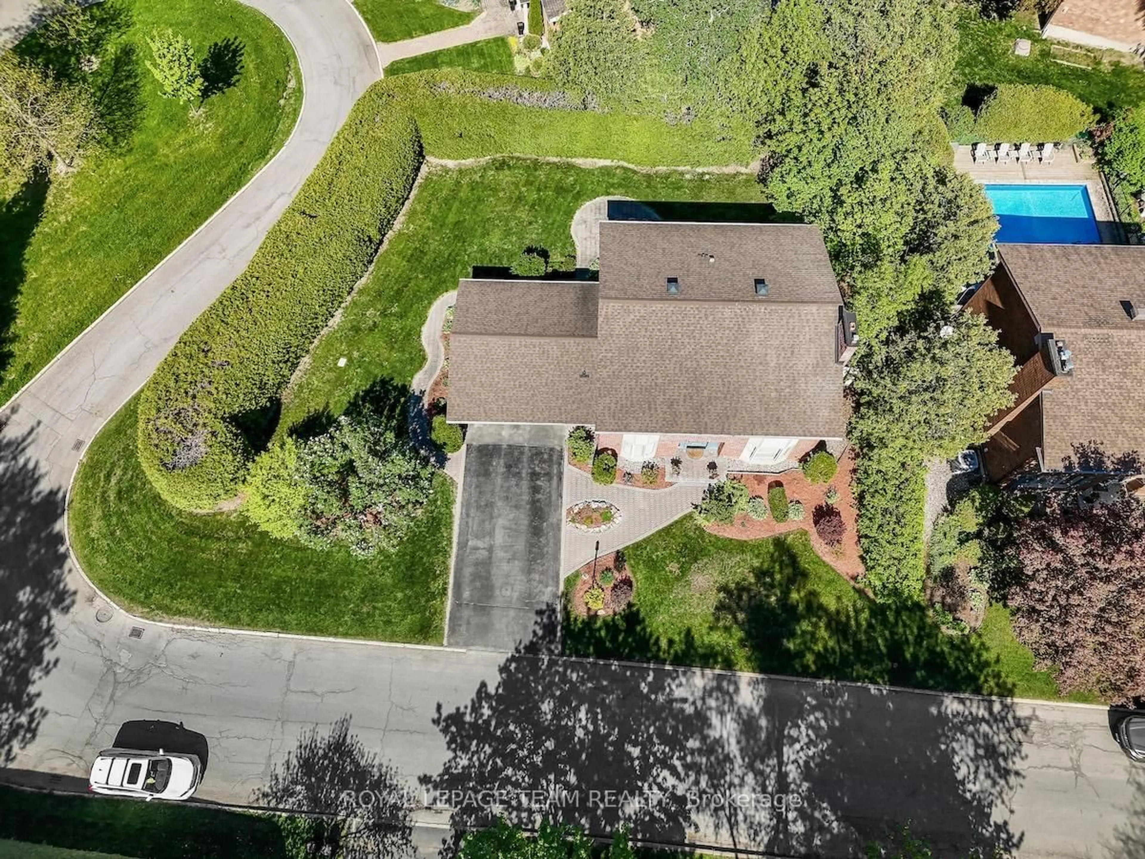 A pic from outside/outdoor area/front of a property/back of a property/a pic from drone, street for 33 Okanagan Dr, Ottawa Ontario K2H 7E9