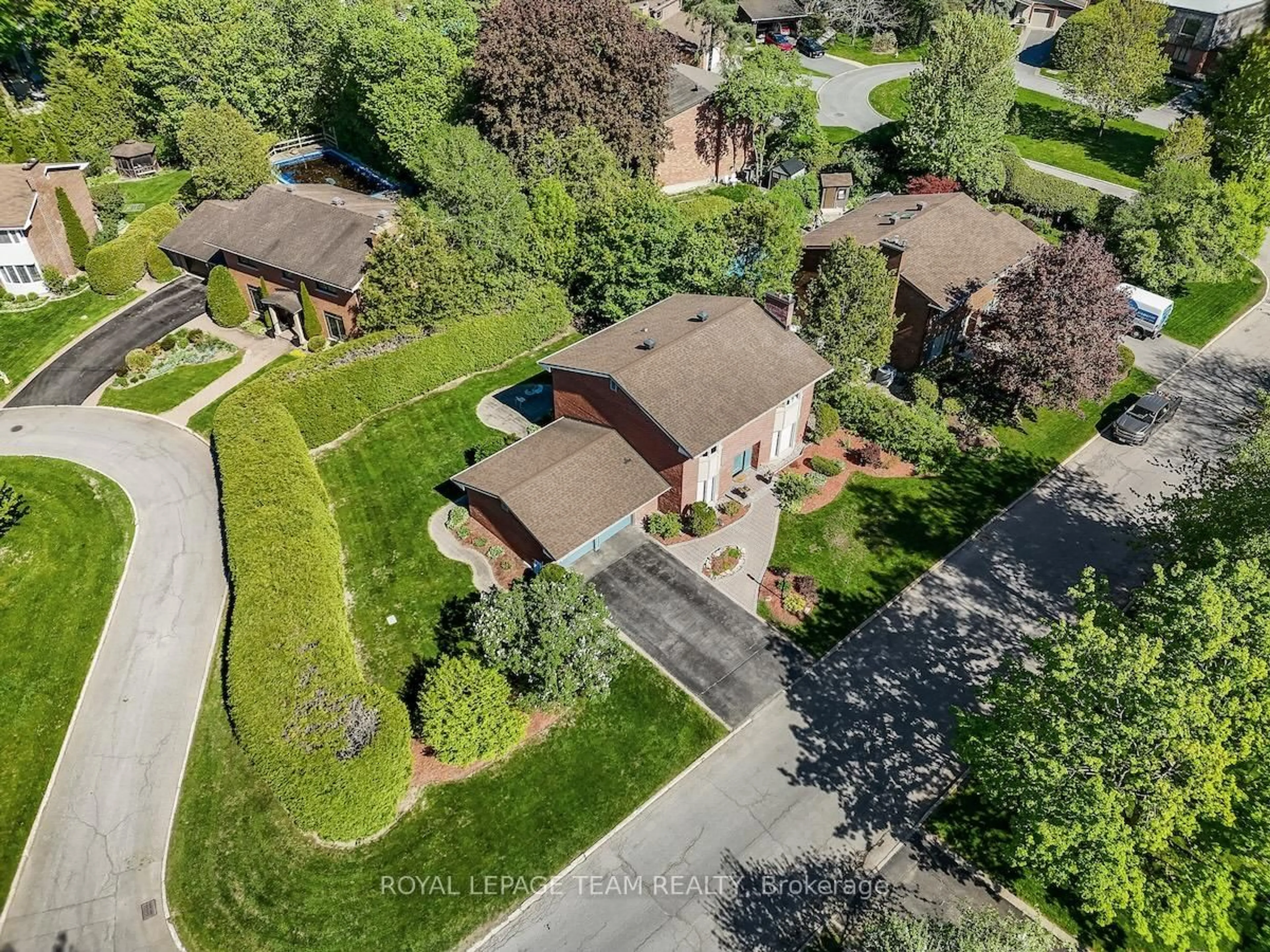 A pic from outside/outdoor area/front of a property/back of a property/a pic from drone, street for 33 Okanagan Dr, Ottawa Ontario K2H 7E9