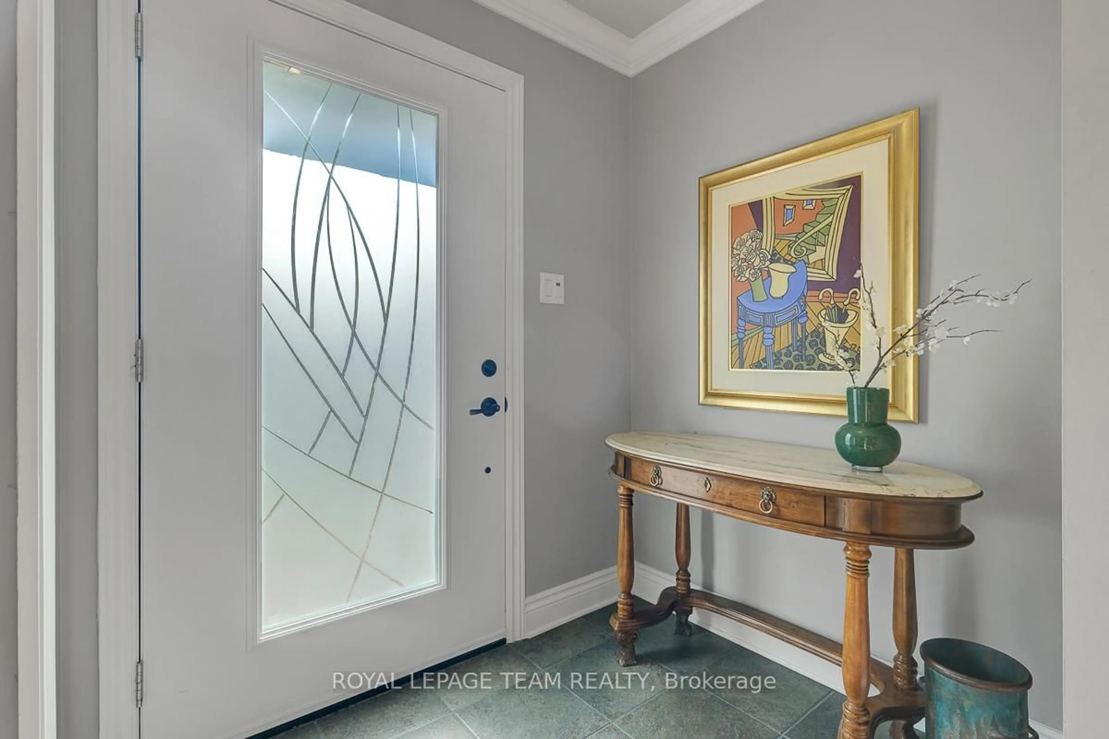 Indoor entryway for 33 Okanagan Dr, Ottawa Ontario K2H 7E9