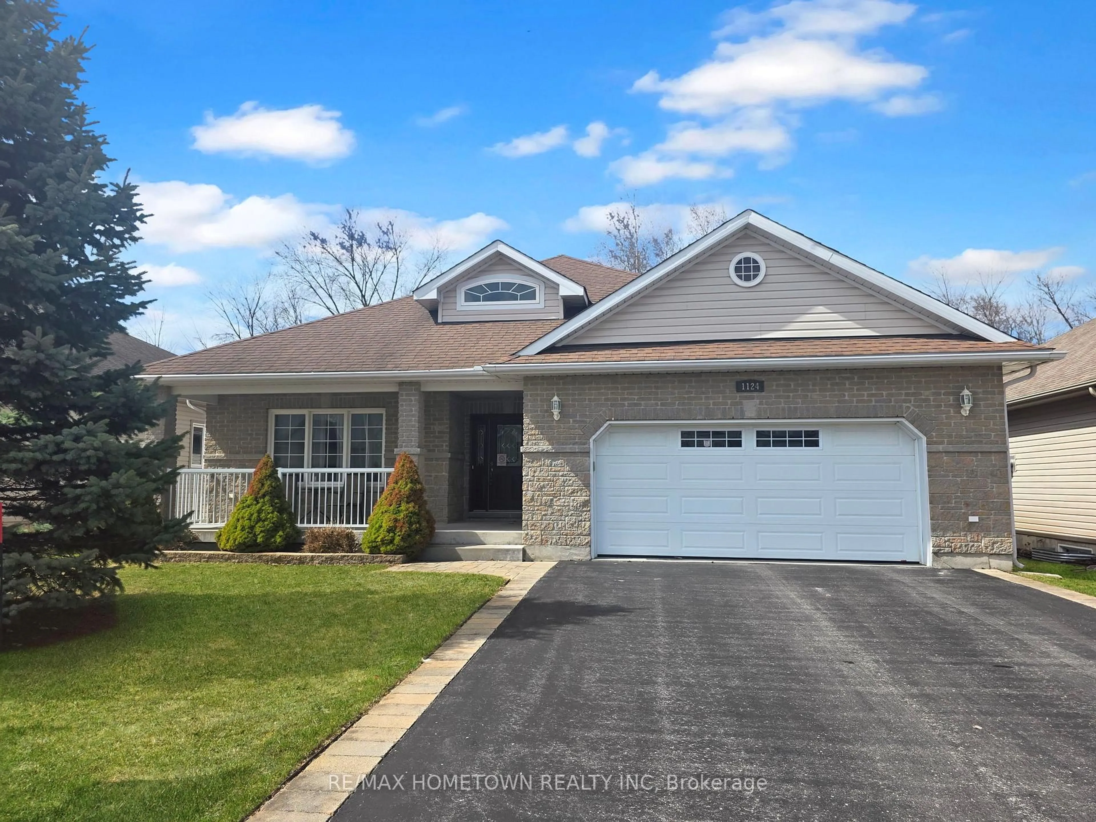 Home with vinyl exterior material, street for 1124 McClure Cres, Brockville Ontario K6V 0B6
