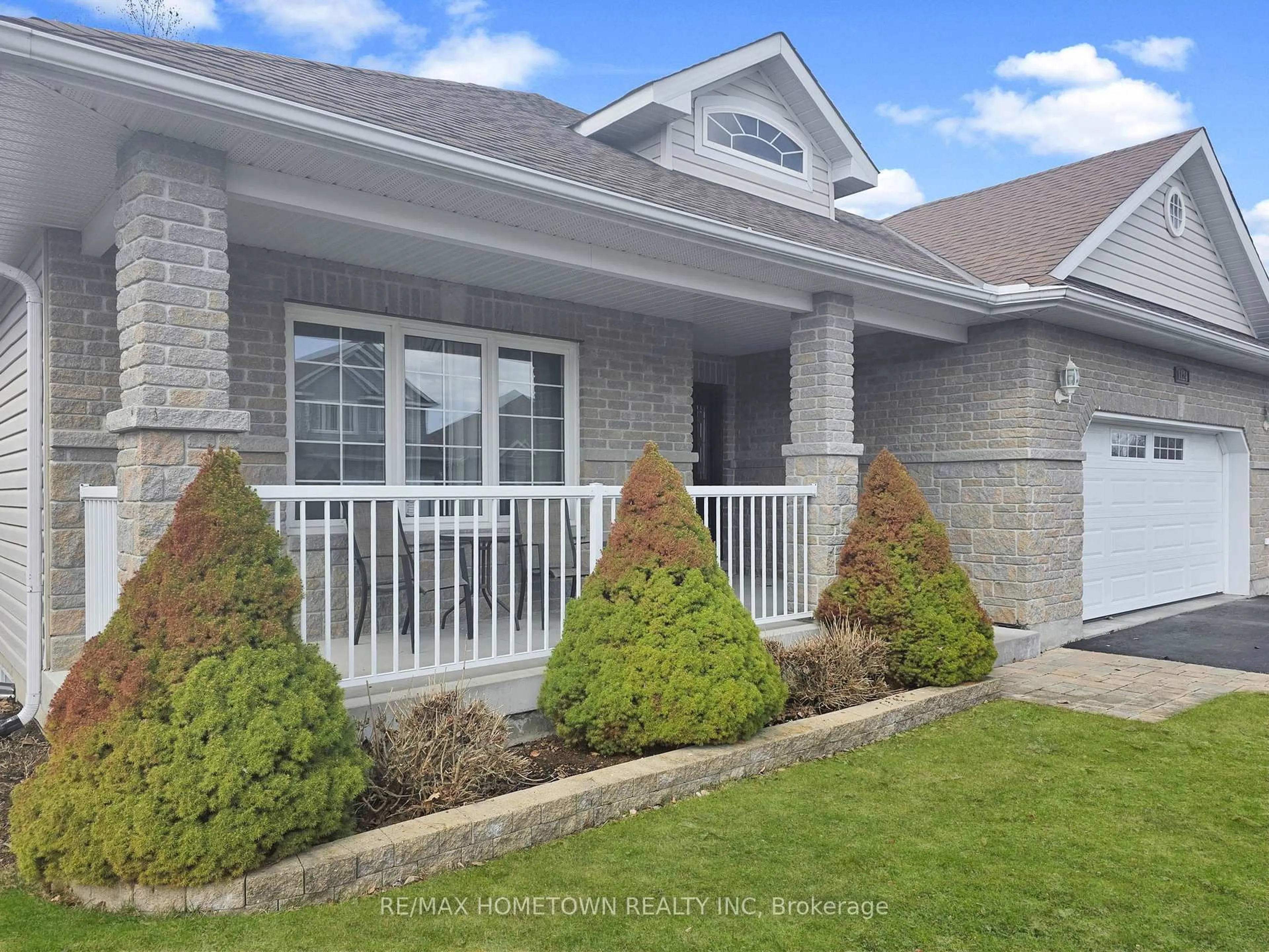 Home with vinyl exterior material, street for 1124 McClure Cres, Brockville Ontario K6V 0B6