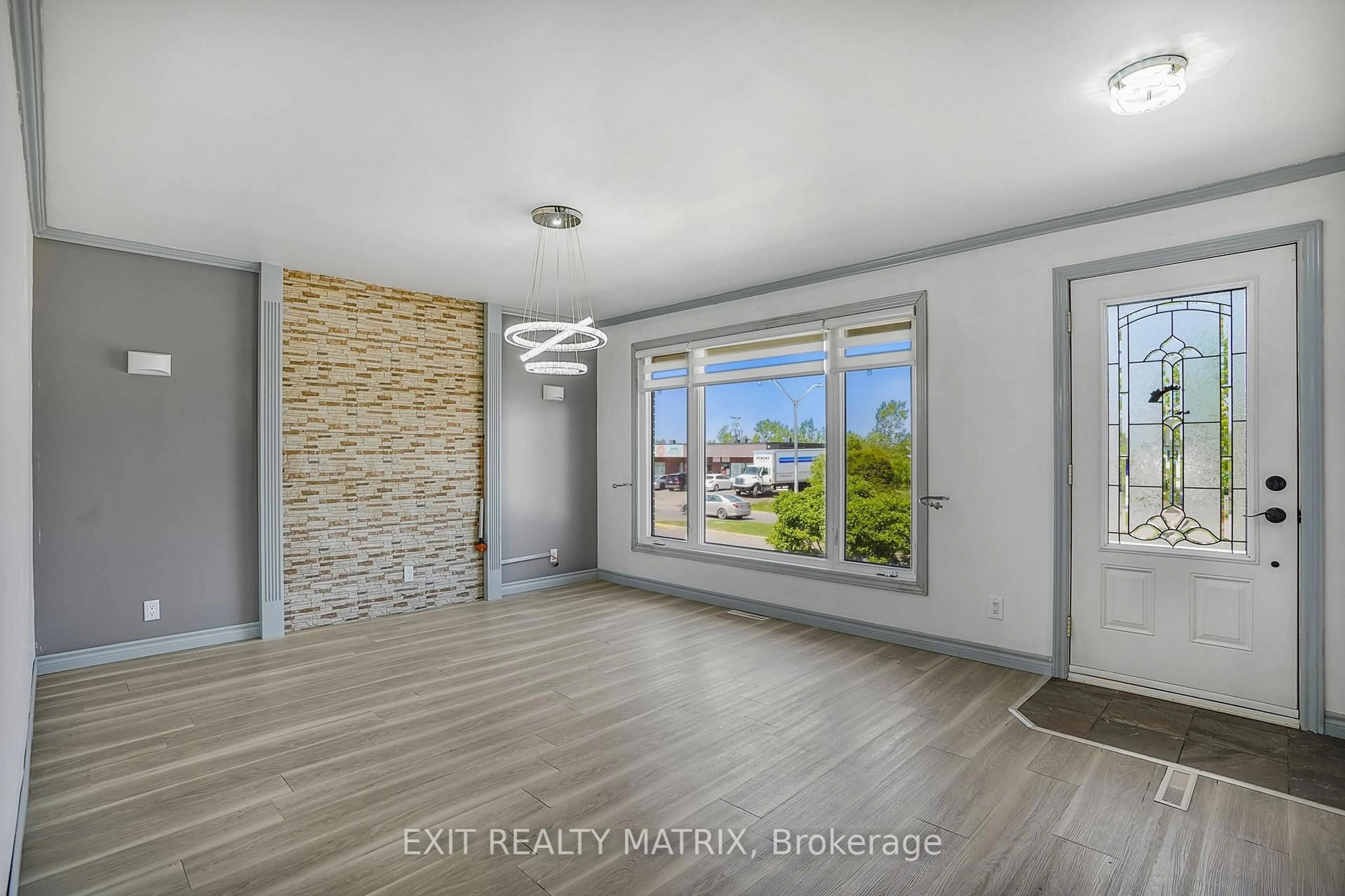 Indoor entryway for 845 Cartier Blvd, Hawkesbury Ontario K6A 1W9