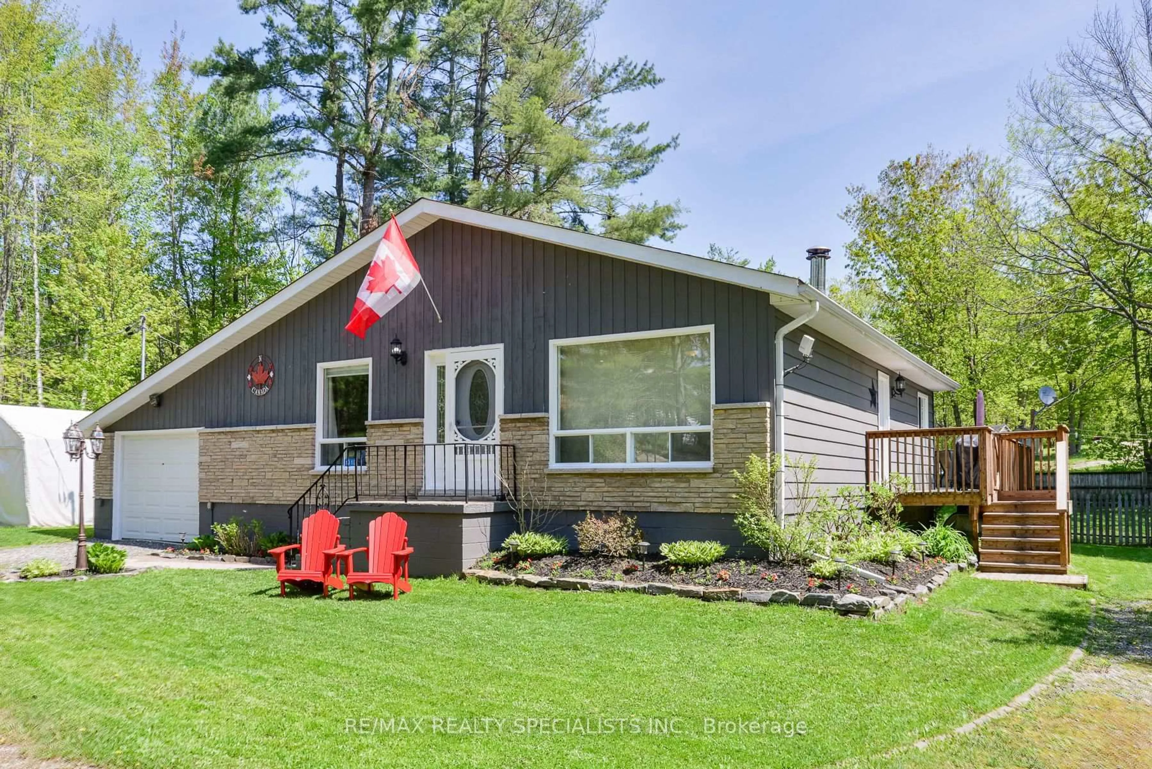 Home with vinyl exterior material, unknown for 1018 S Sunny Crest Rd, Gravenhurst Ontario P0E 1G0