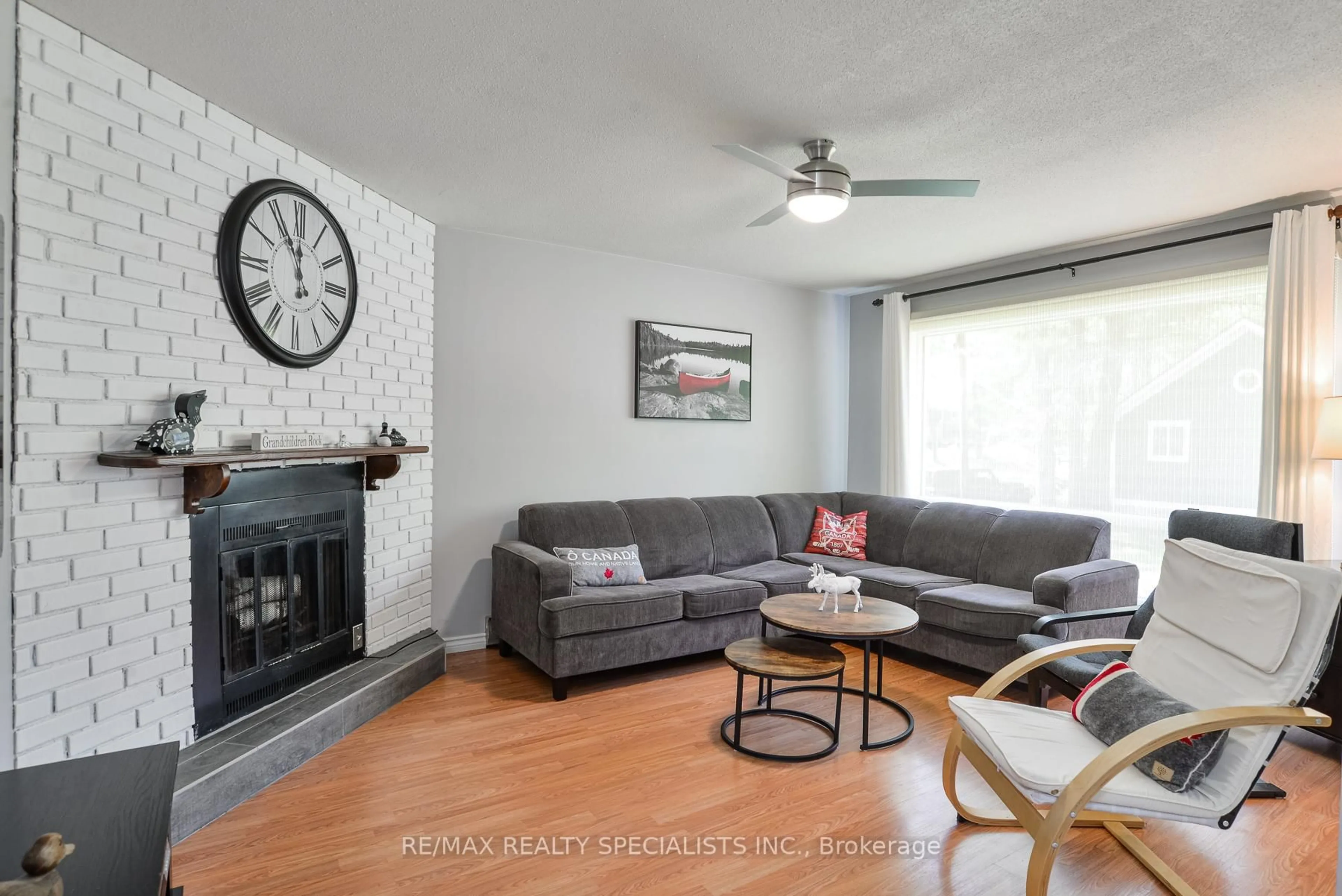 Living room with furniture, wood/laminate floor for 1018 S Sunny Crest Rd, Gravenhurst Ontario P0E 1G0