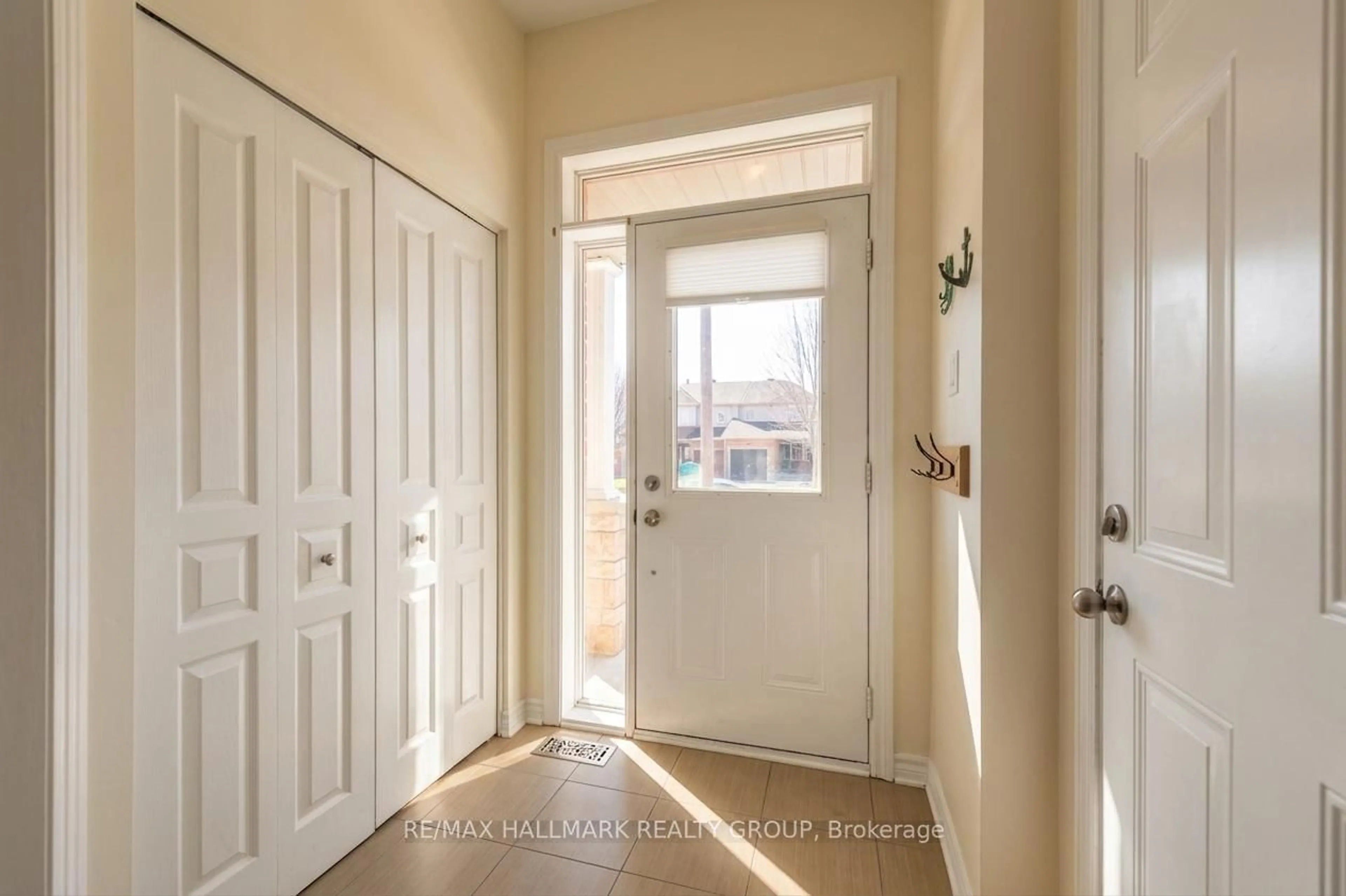 Indoor entryway for 183 Claridge Dr, Ottawa Ontario K2J 5V8