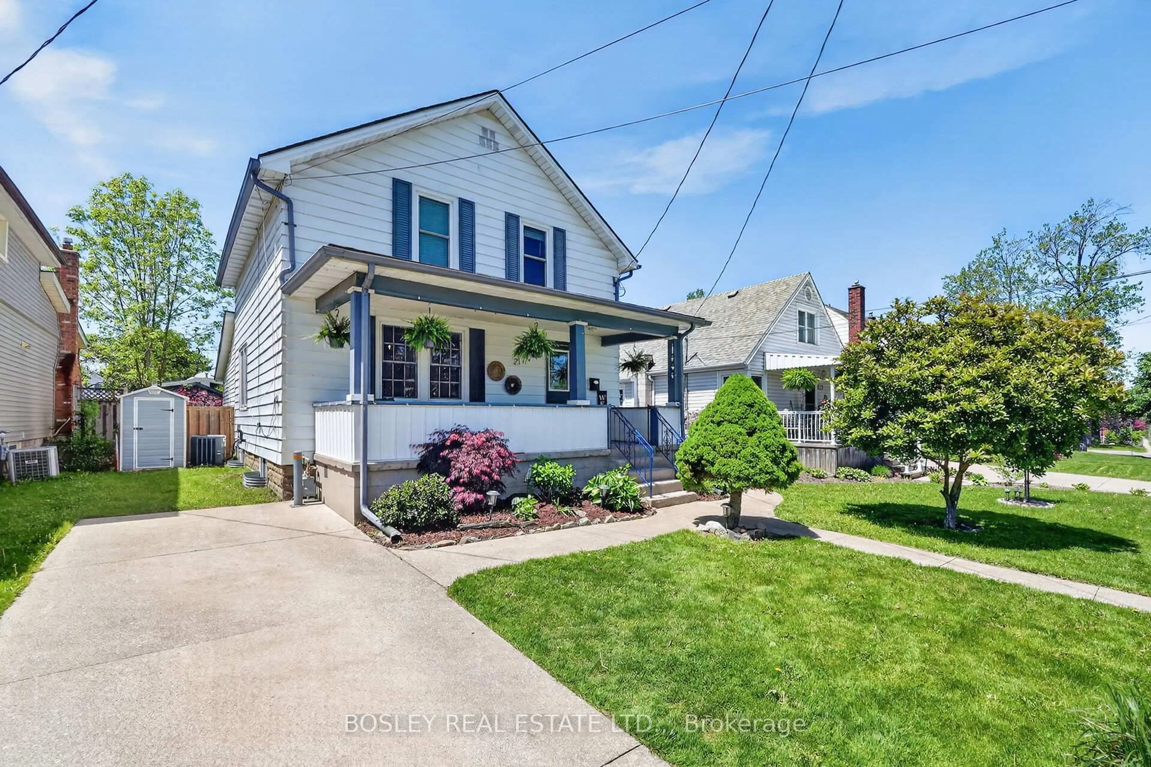 A pic from outside/outdoor area/front of a property/back of a property/a pic from drone, street for 21 Chapel St, Thorold Ontario L2V 2E3