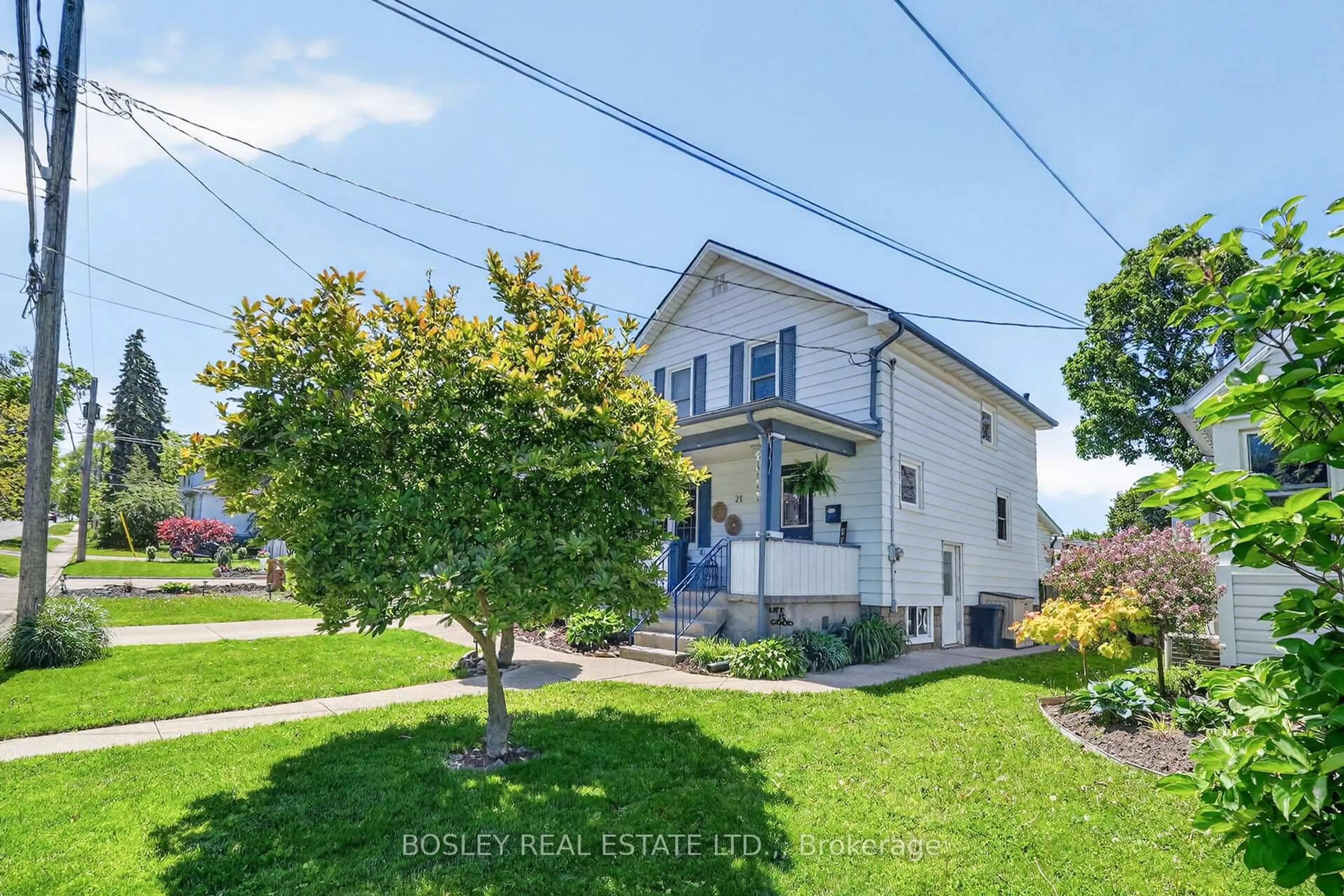 A pic from outside/outdoor area/front of a property/back of a property/a pic from drone, street for 21 Chapel St, Thorold Ontario L2V 2E3