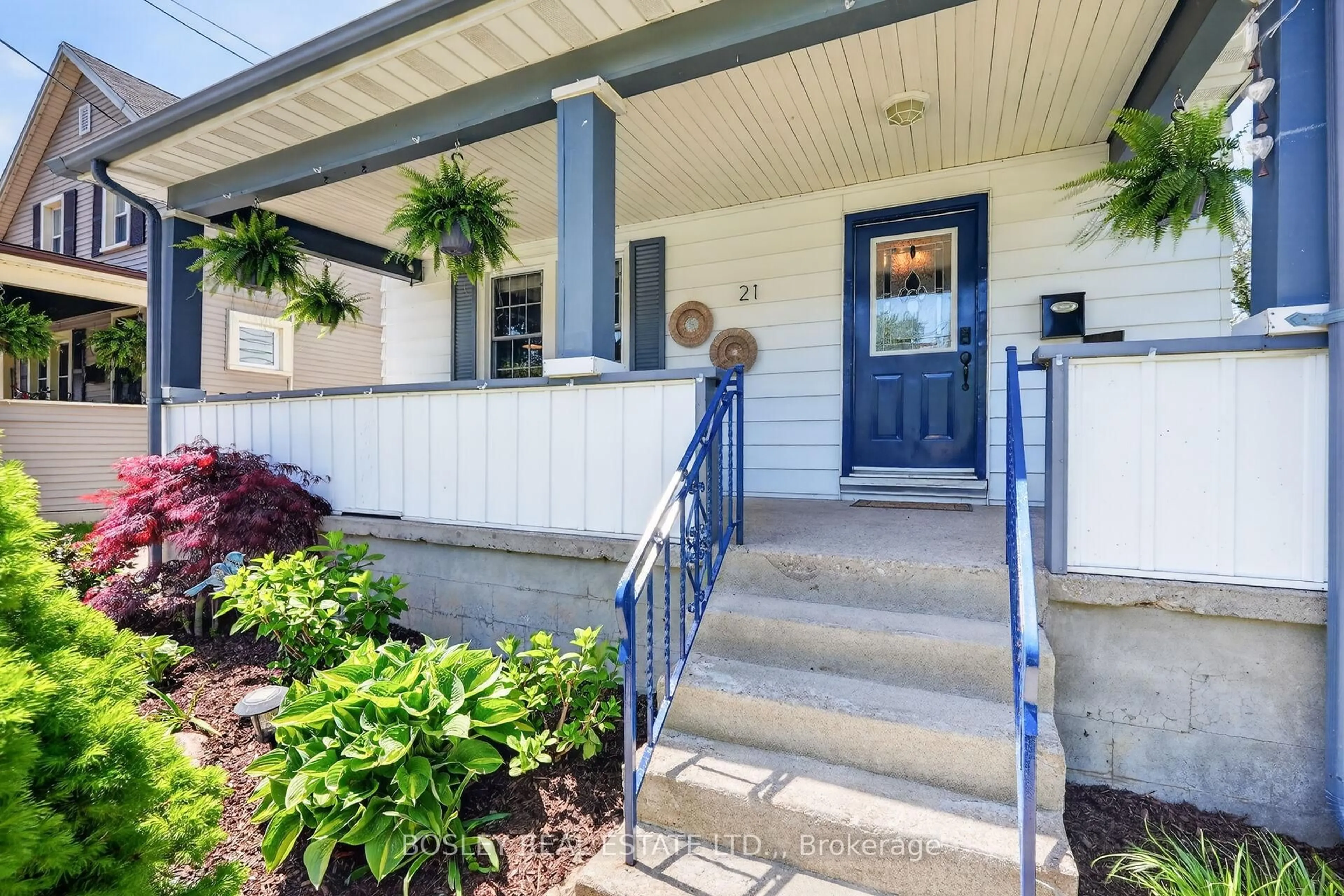 Indoor entryway for 21 Chapel St, Thorold Ontario L2V 2E3