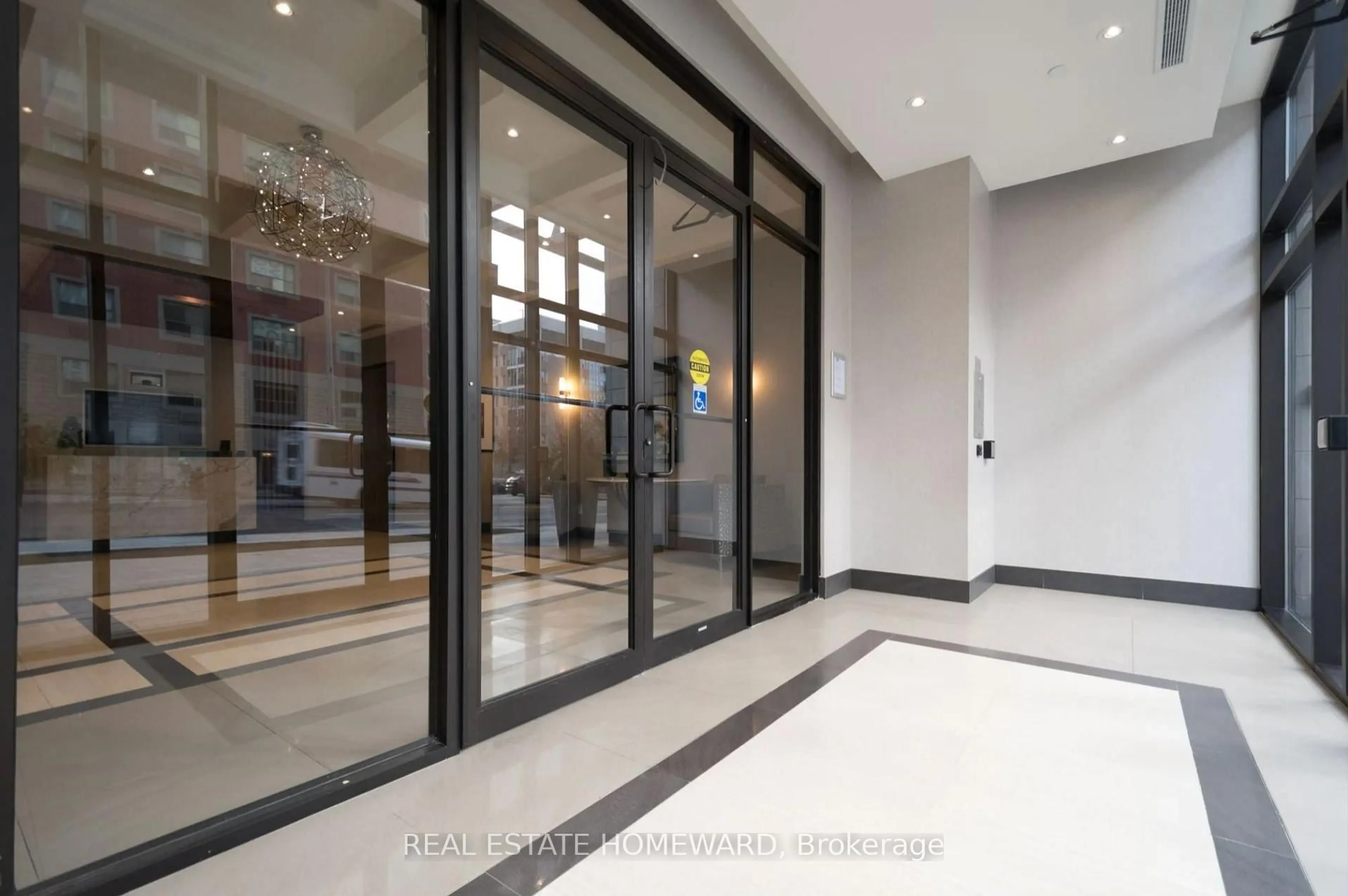 Indoor foyer for 150 Main St #312, Hamilton Ontario L8P 1H8