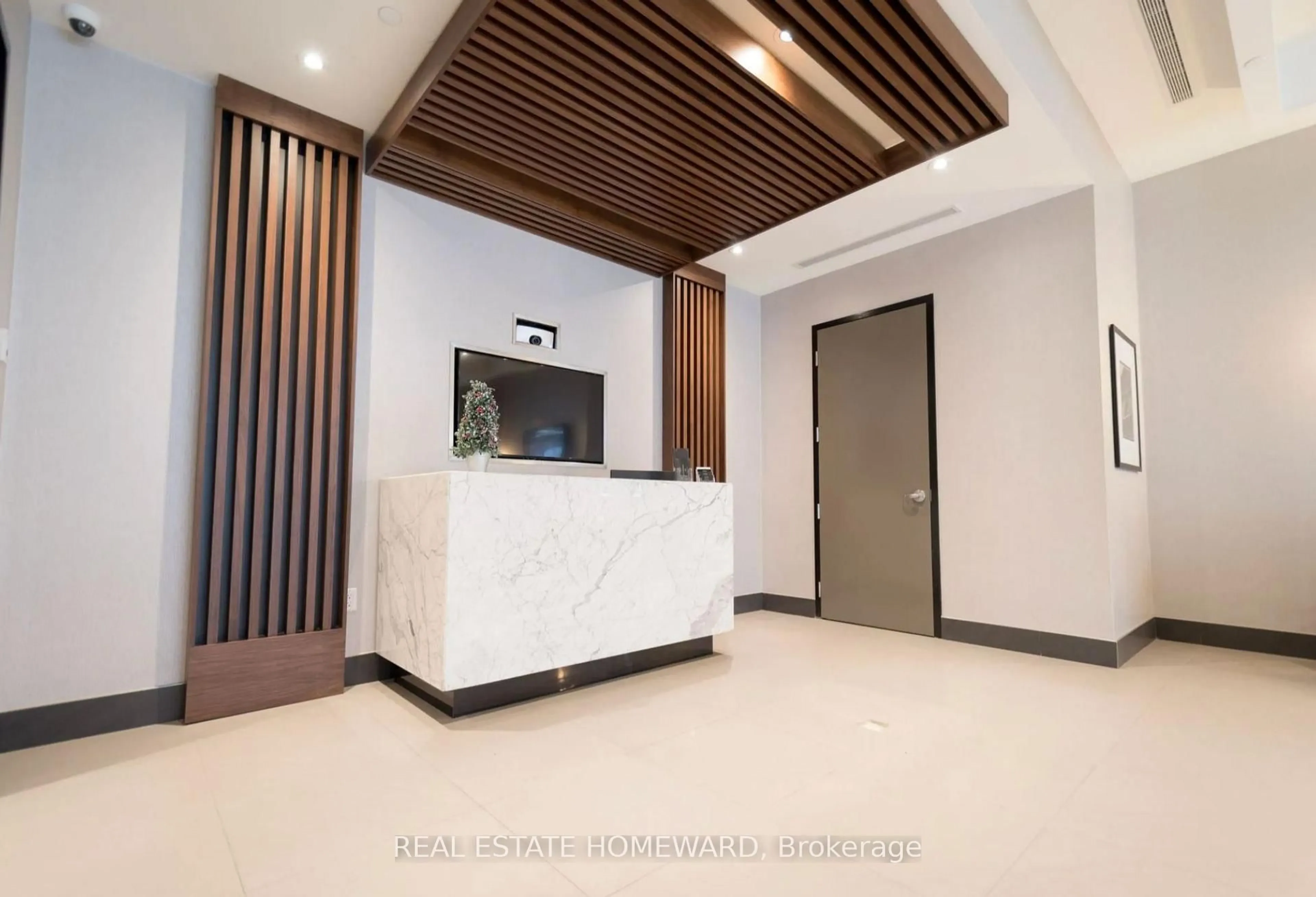 Indoor foyer for 150 Main St #312, Hamilton Ontario L8P 1H8
