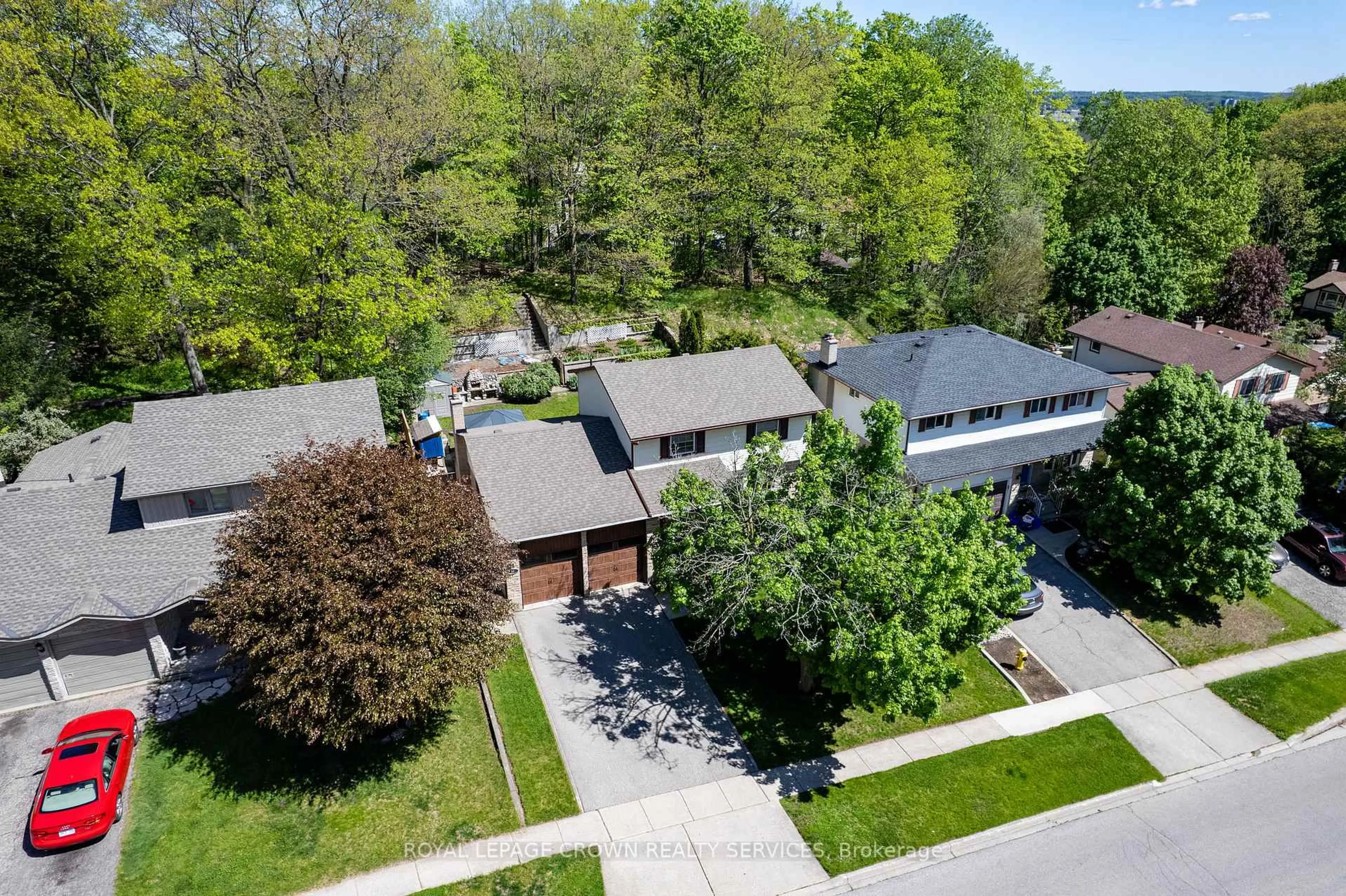 A pic from outside/outdoor area/front of a property/back of a property/a pic from drone, street for 56 Gordon St, Cambridge Ontario N1S 4K8
