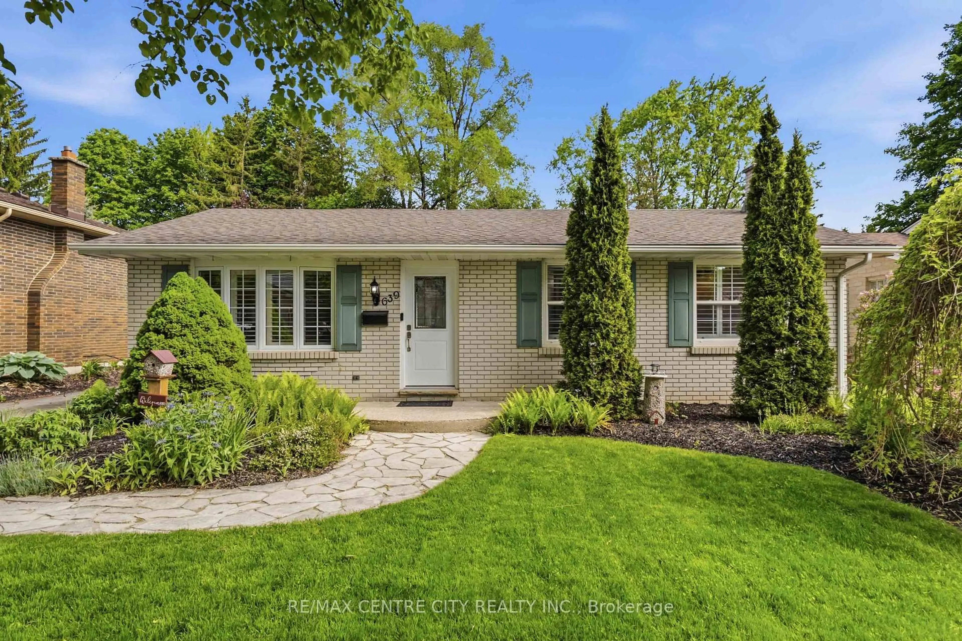 Home with vinyl exterior material, street for 639 Dunboyne Cres, London North Ontario N5X 1X9