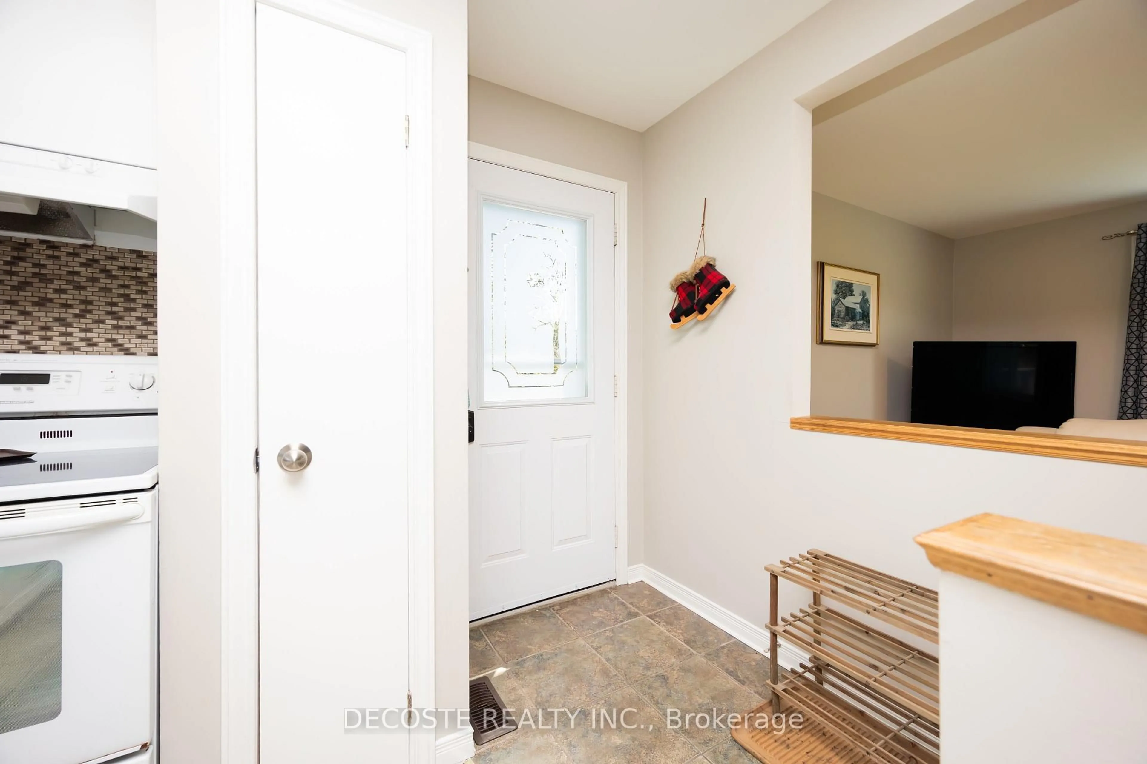 Indoor entryway for 19701 Marcoux Rd, North Glengarry Ontario K0C 1A0