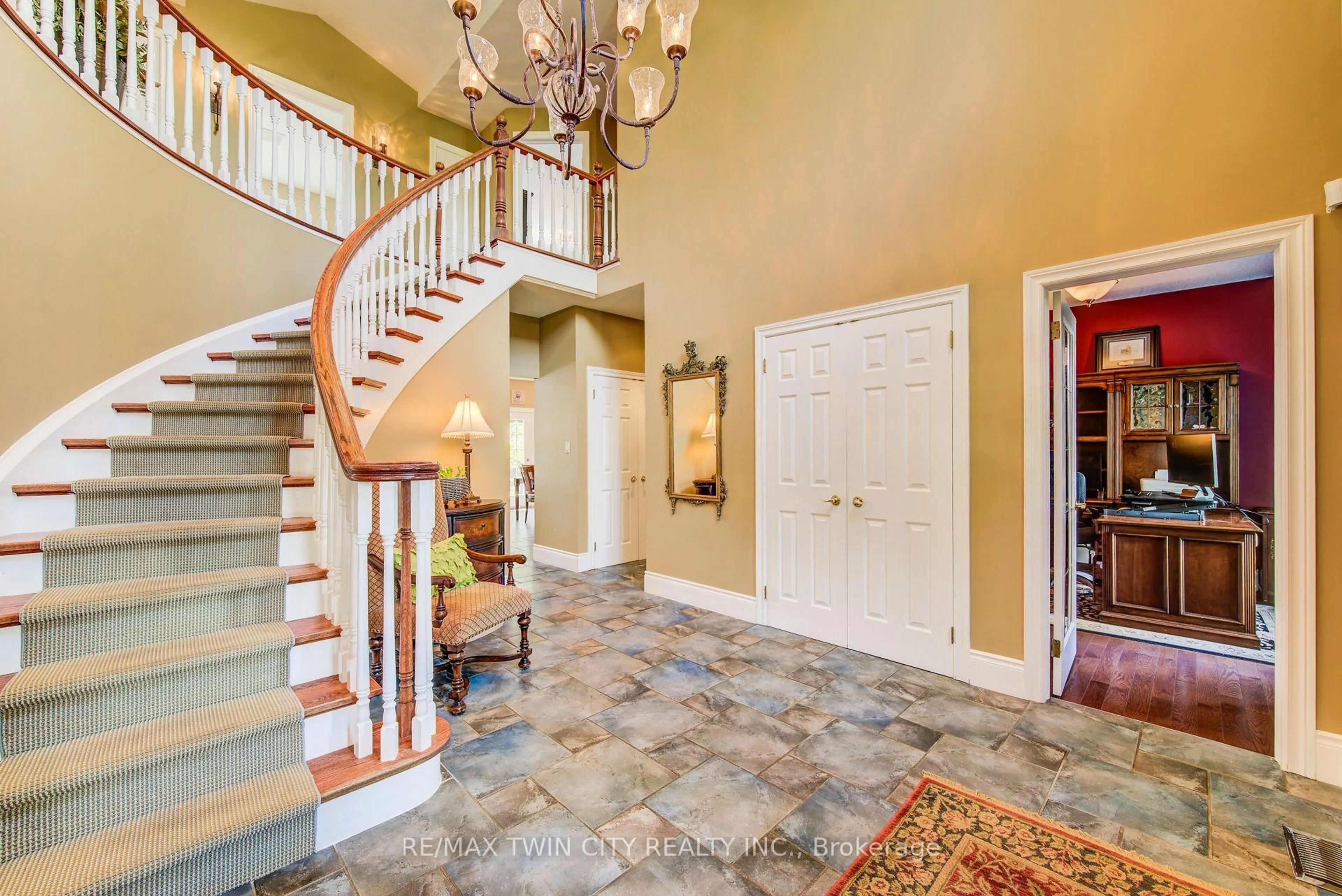 Indoor entryway for 173 Golf Course Rd, Woolwich Ontario N0B 1N0