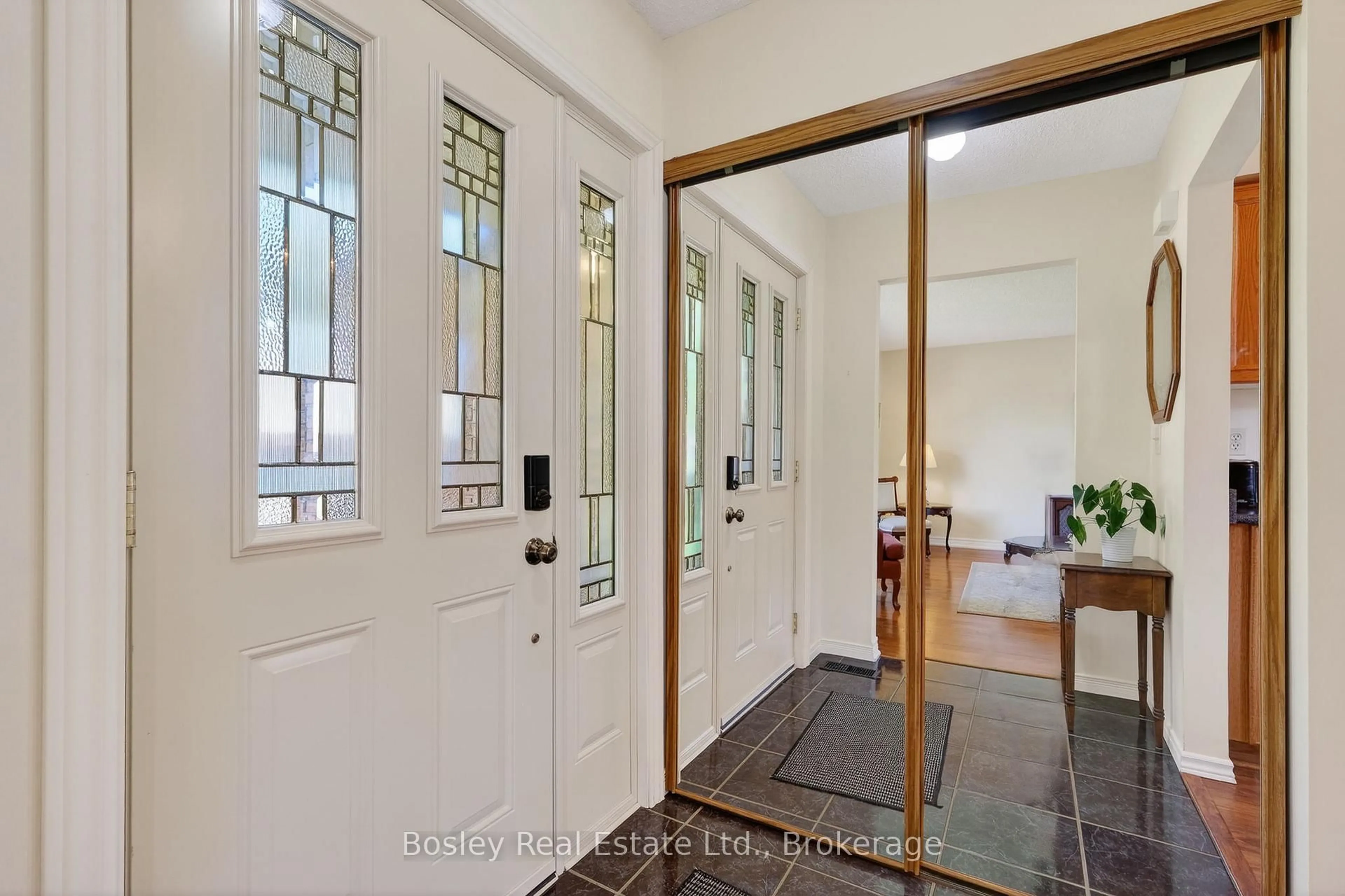 Indoor entryway for 79 Centennial Dr, Port Hope Ontario L1A 3T2