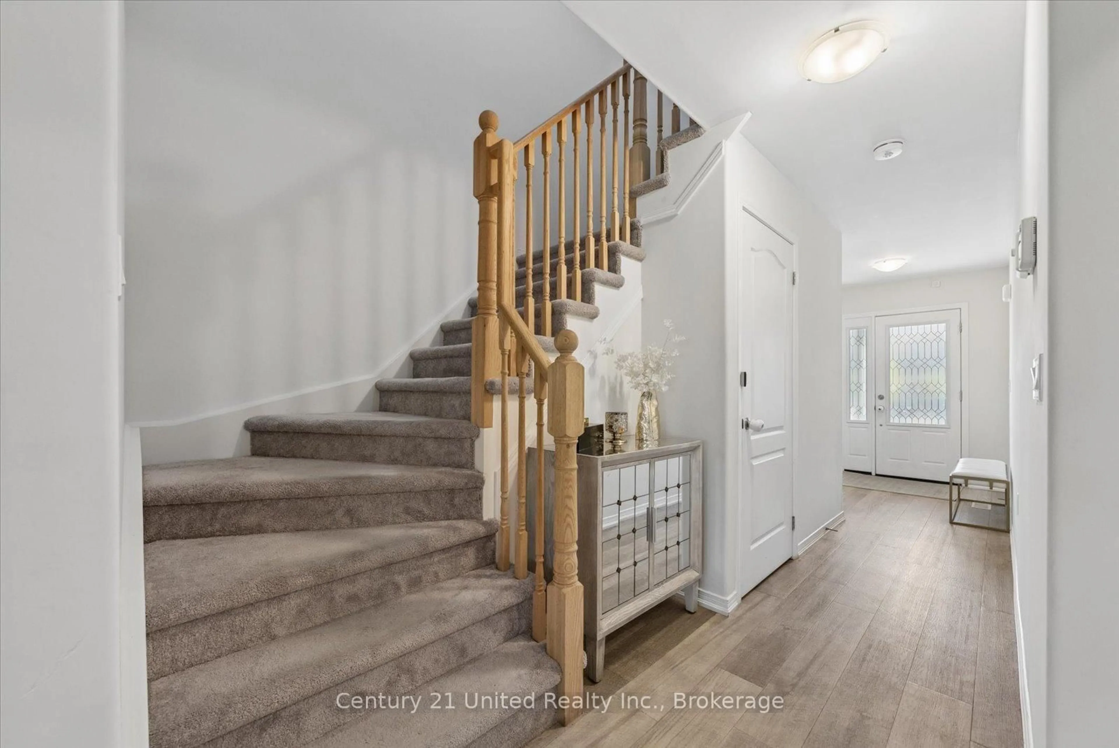 Indoor entryway for 1621 Hetherington Dr, Peterborough Ontario K9L 0G7