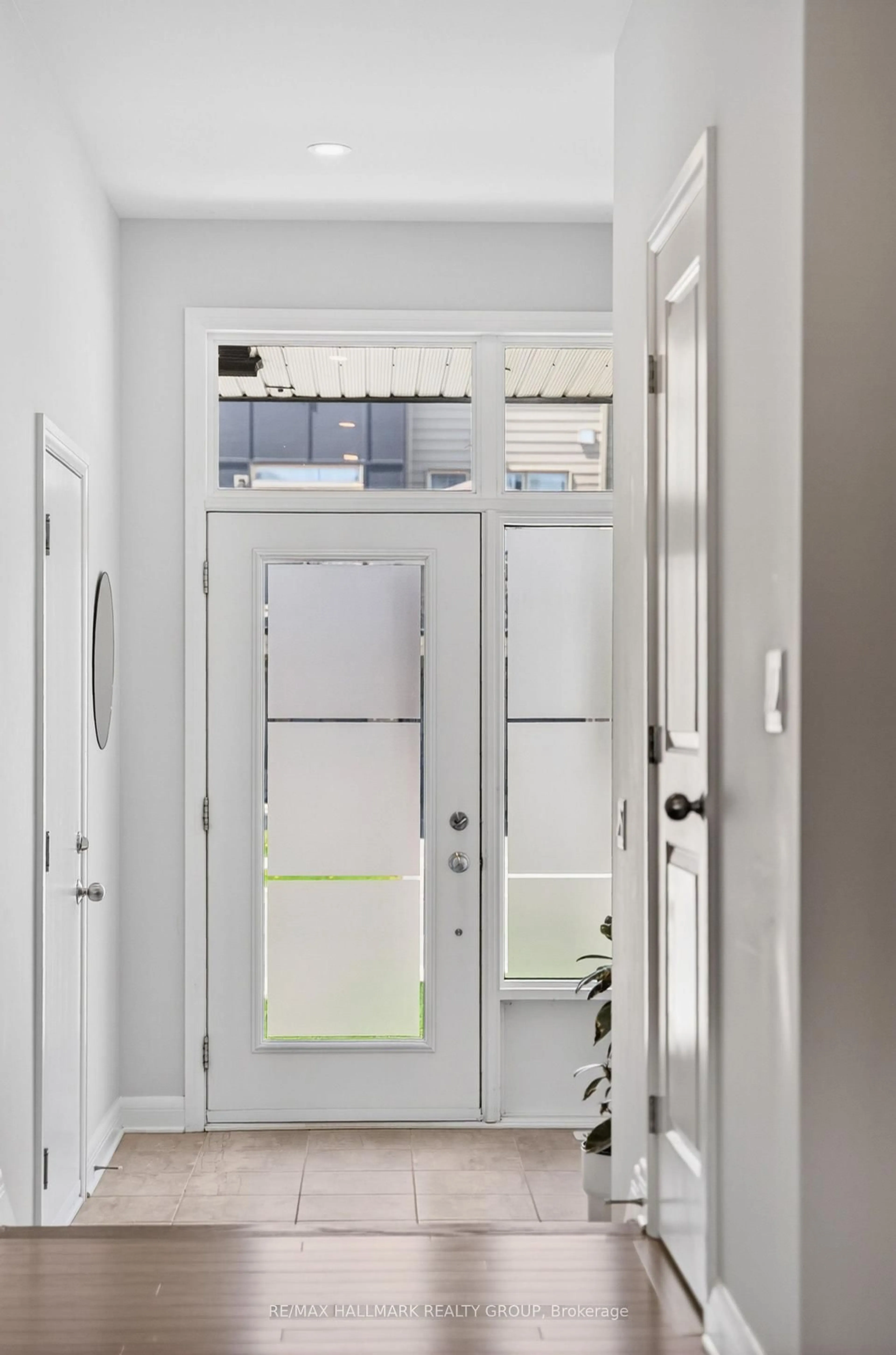 Indoor entryway for 298 Squadron Cres, Ottawa Ontario K1K 4Z4