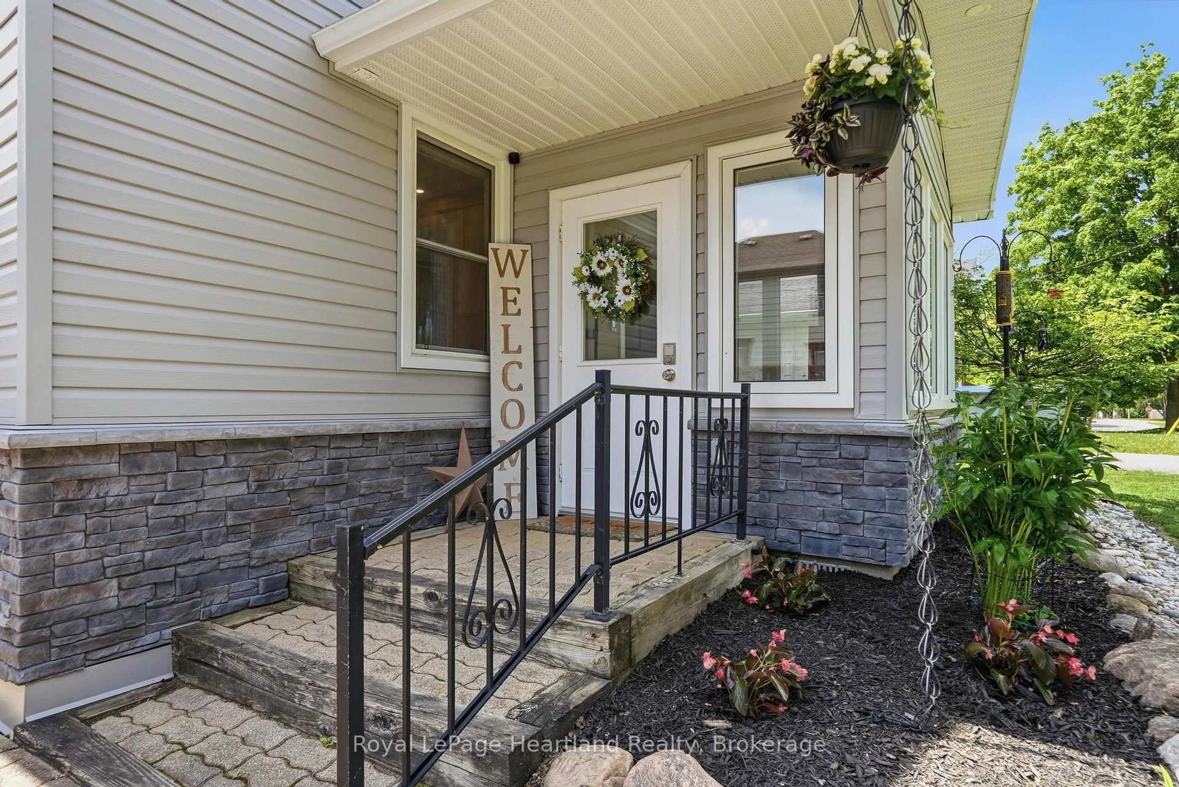 Indoor entryway for 212 TOWNSEND St, Central Huron Ontario N0M 1L0