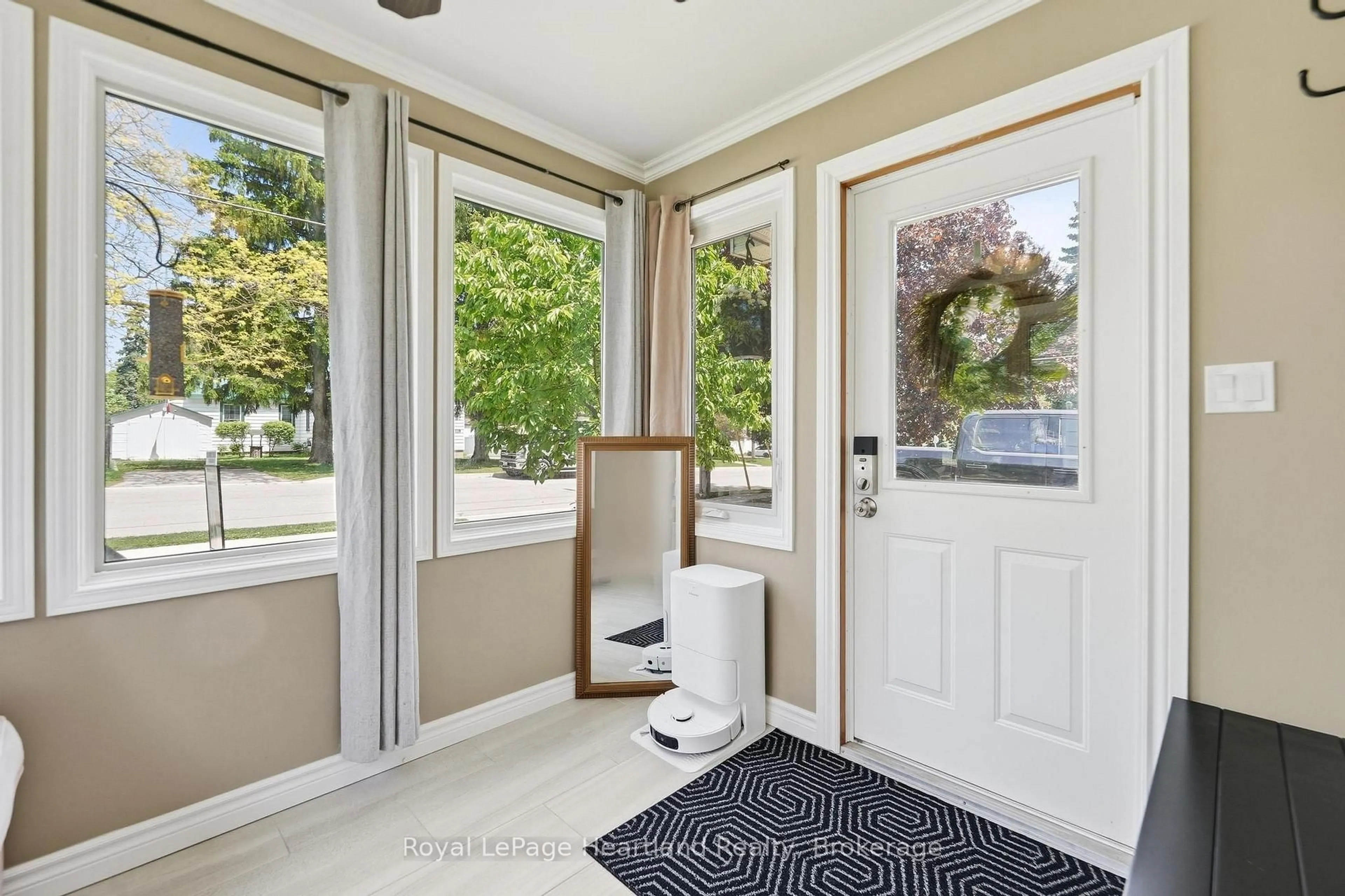 Indoor entryway for 212 TOWNSEND St, Central Huron Ontario N0M 1L0