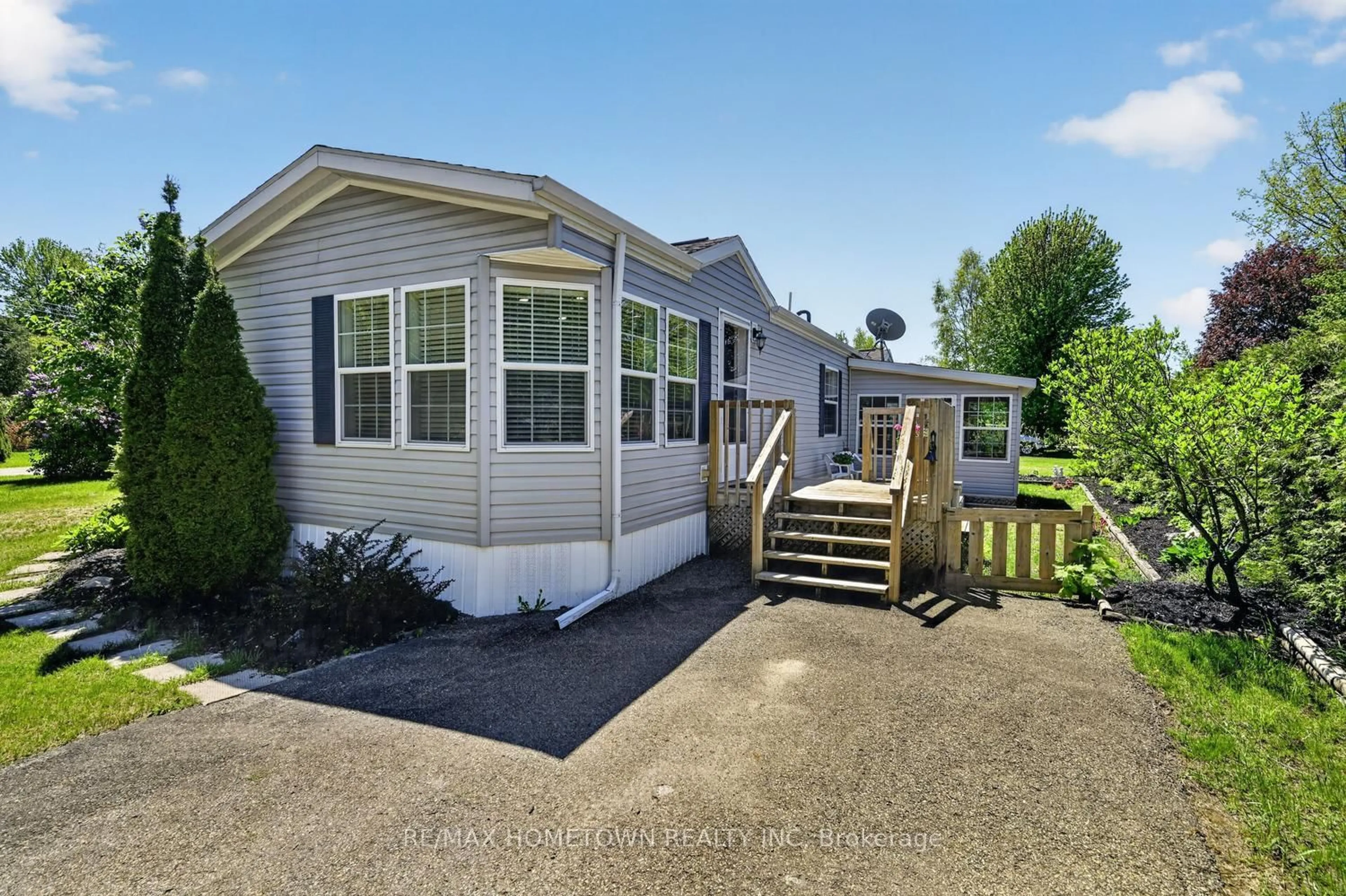 Home with vinyl exterior material, water/lake/river/ocean view for 116 Hutt Rd, Augusta Ontario K6V 5T2