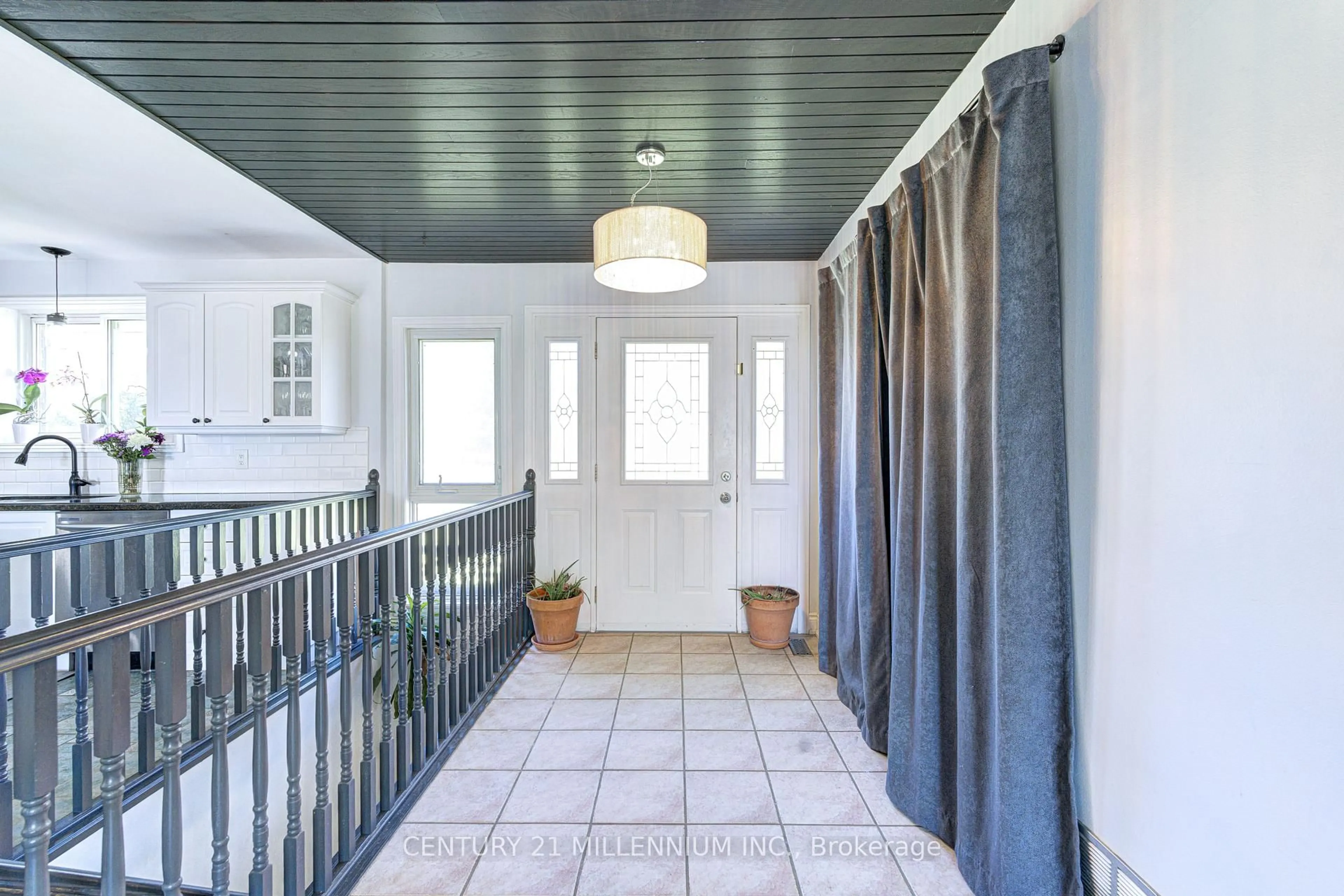 Indoor entryway for 423344 25th Sdrd, Amaranth Ontario L9V 1M3