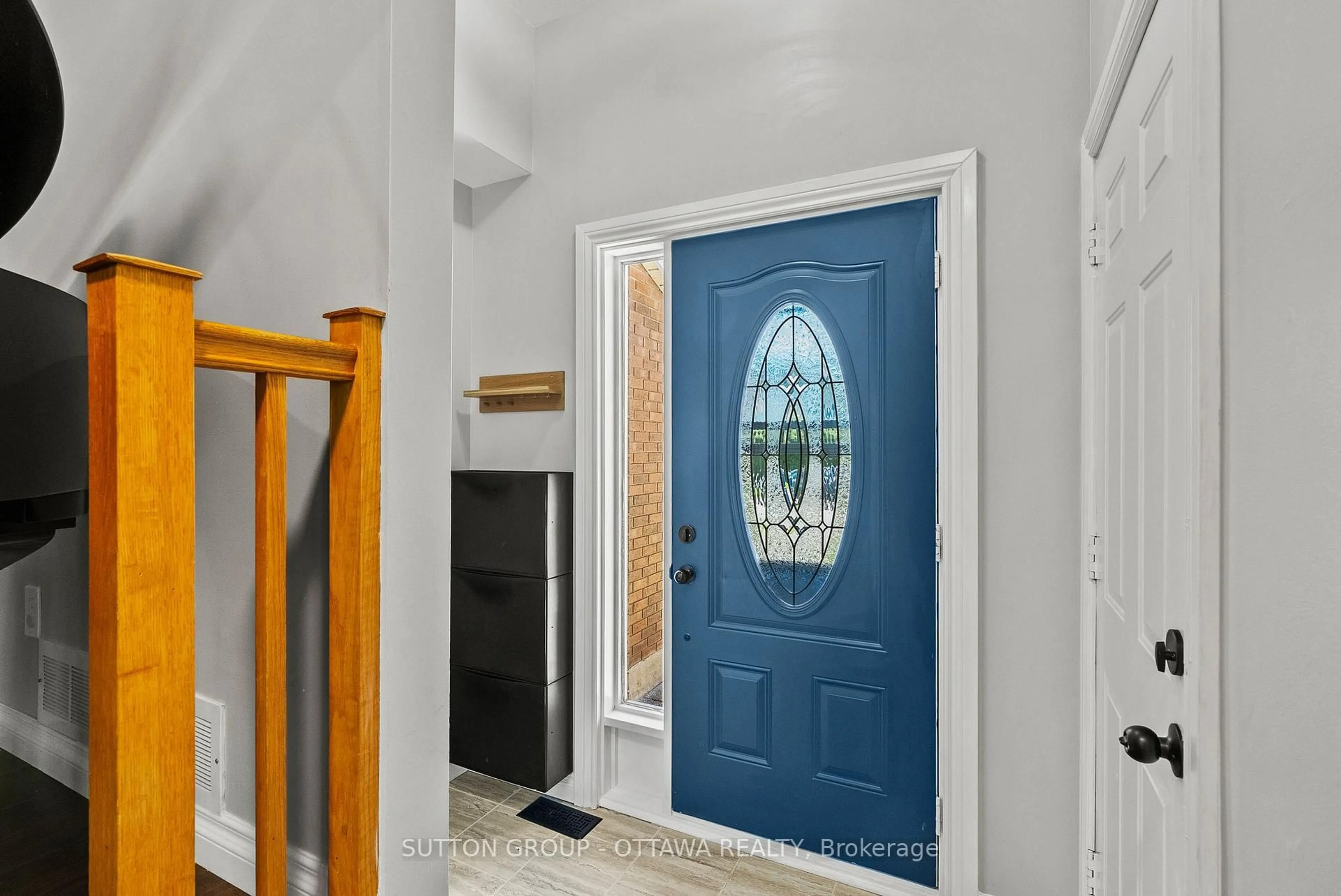 Indoor entryway for 94 Piper Cres, Ottawa Ontario K2K 2S9