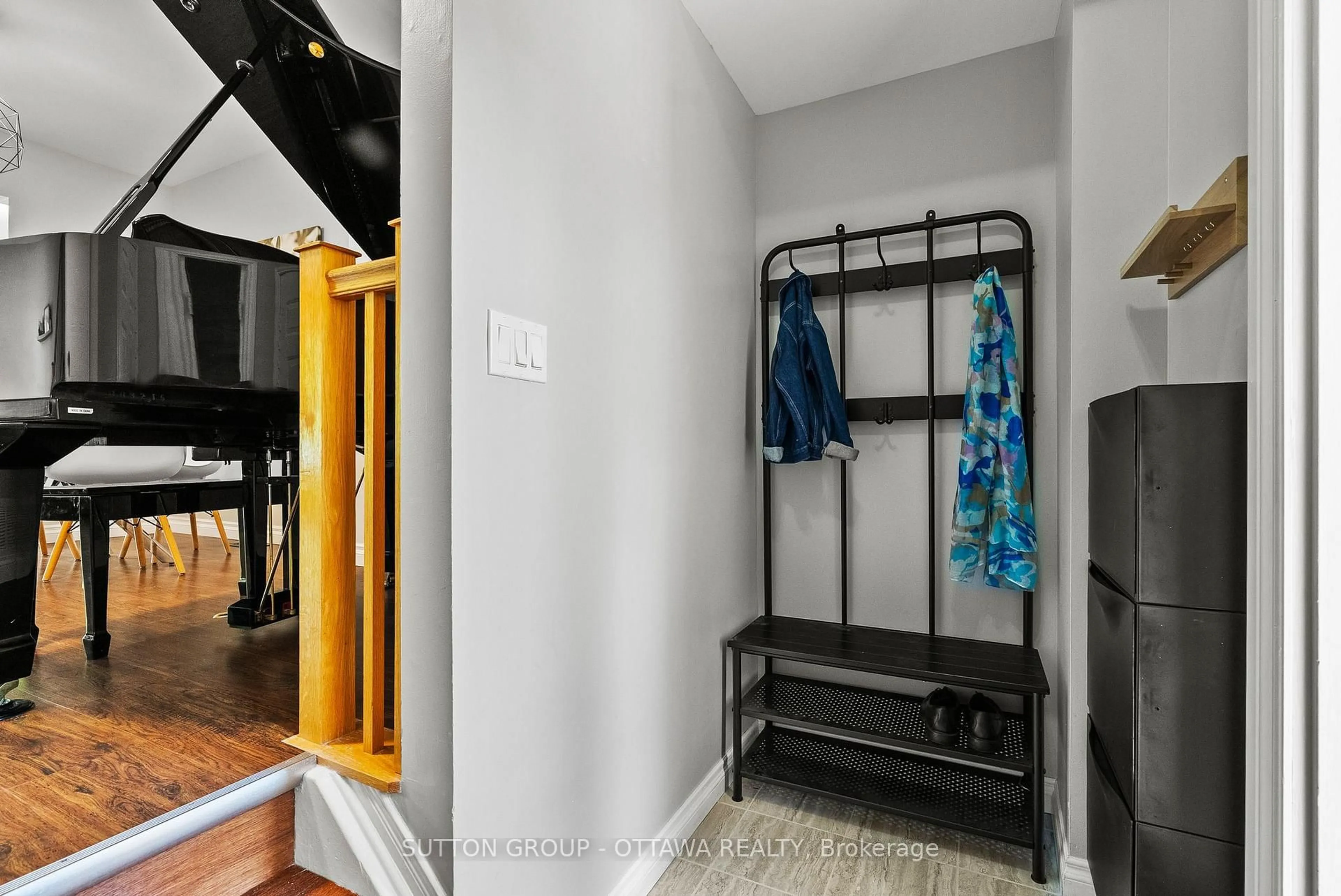 Indoor entryway for 94 Piper Cres, Ottawa Ontario K2K 2S9