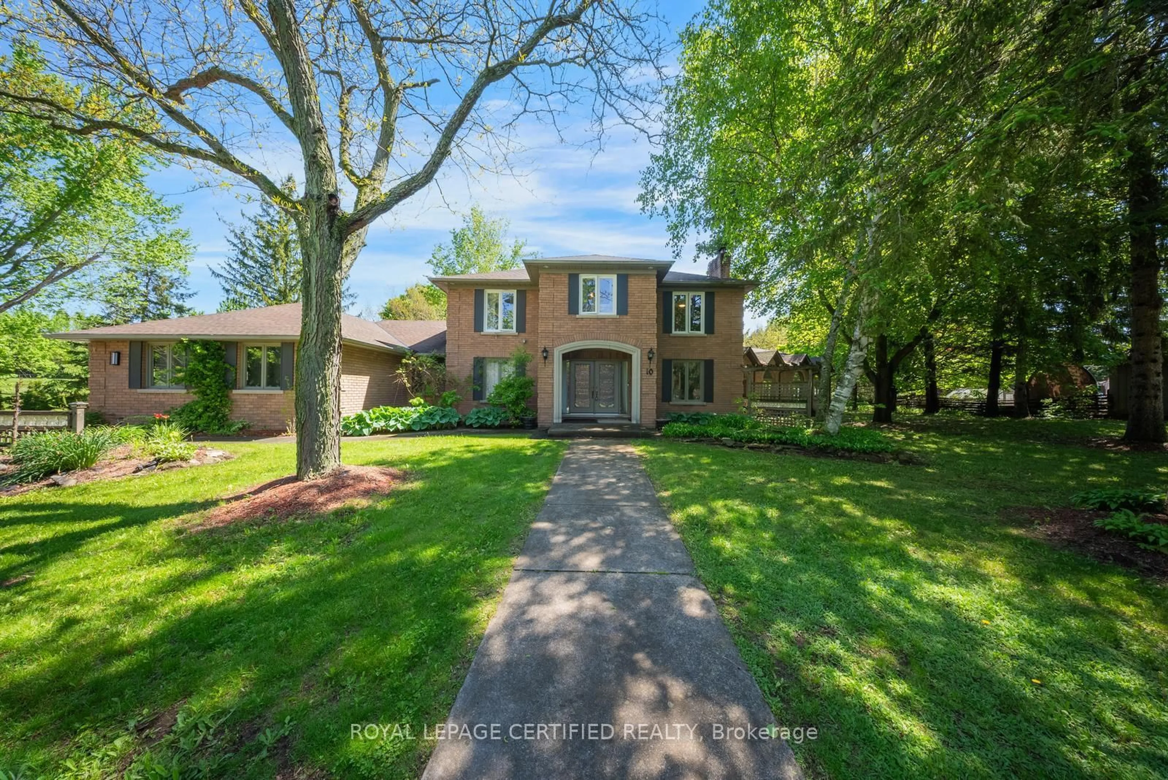 A pic from outside/outdoor area/front of a property/back of a property/a pic from drone, street for 10 Karendale Cres, Hamilton Ontario L0R 1K0
