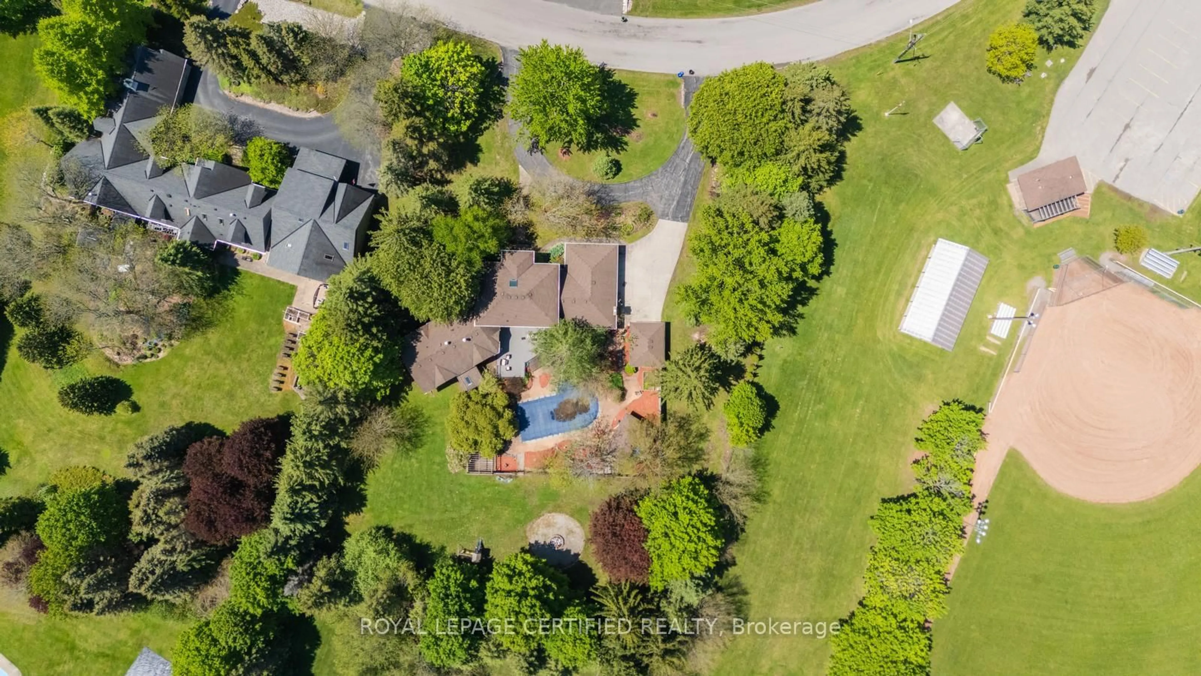 A pic from outside/outdoor area/front of a property/back of a property/a pic from drone, water/lake/river/ocean view for 10 Karendale Cres, Hamilton Ontario L0R 1K0