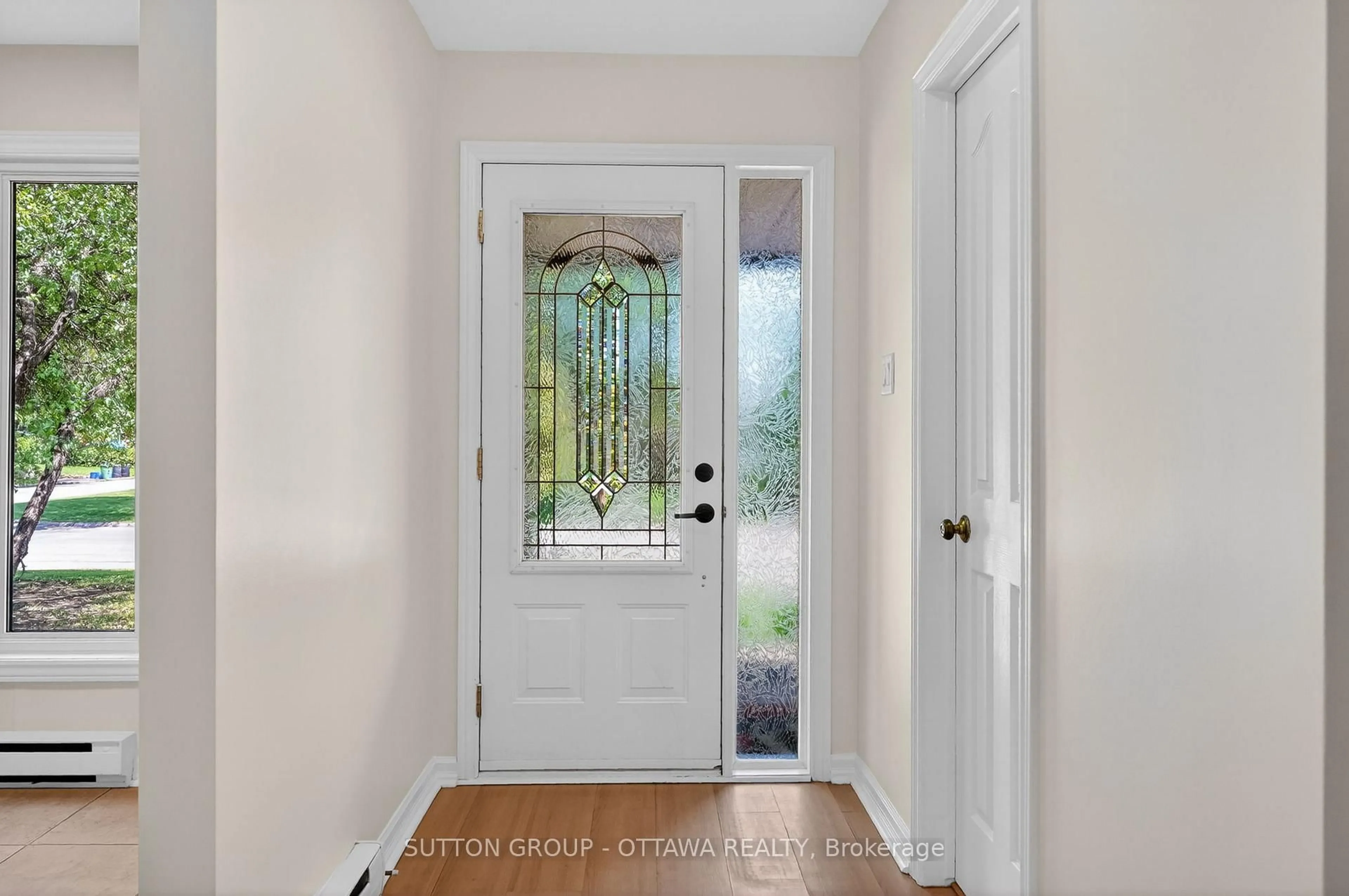 Indoor entryway for 1530 Mimosa Ave, Ottawa Ontario K1G 4C9
