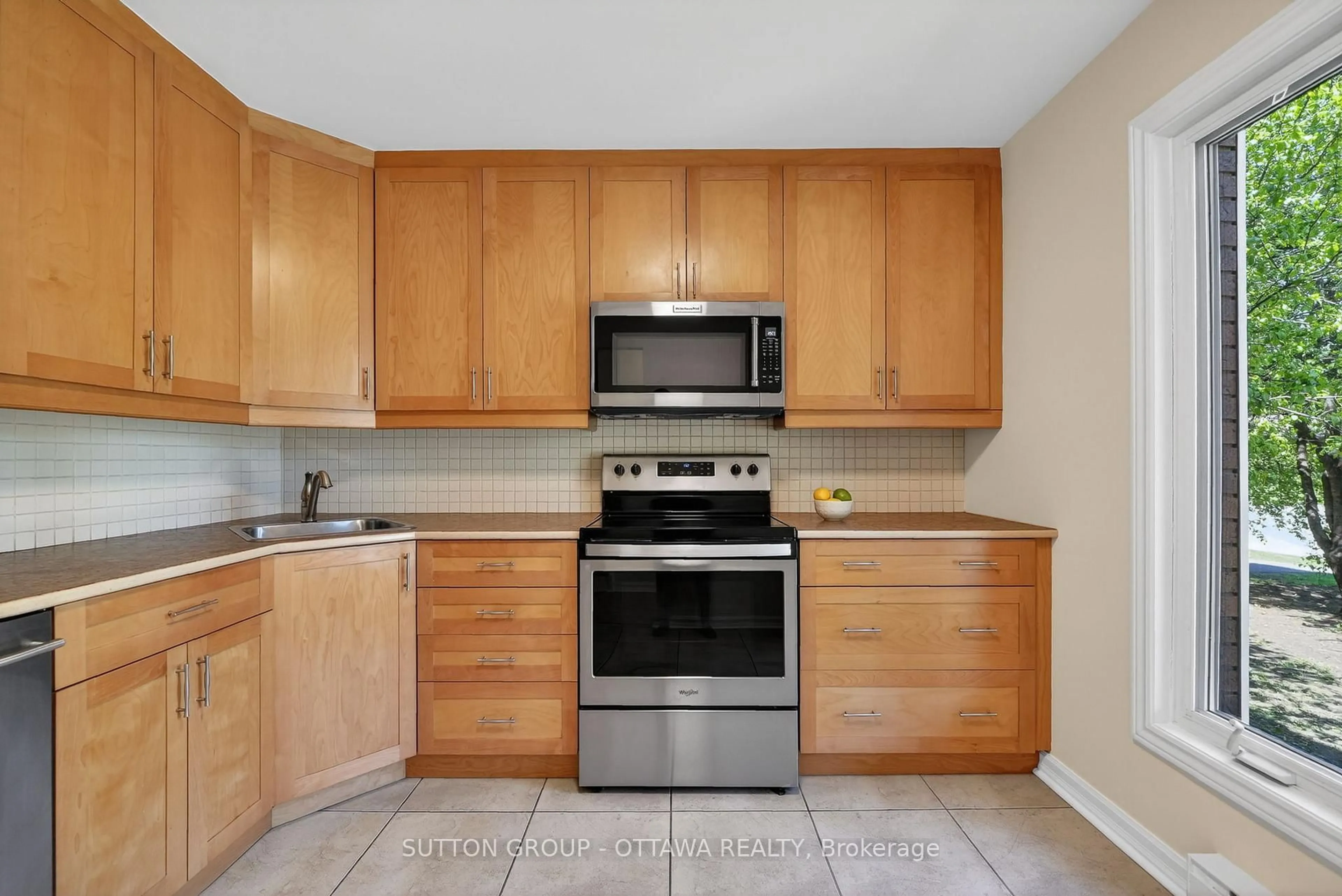 Standard kitchen, unknown for 1530 Mimosa Ave, Ottawa Ontario K1G 4C9