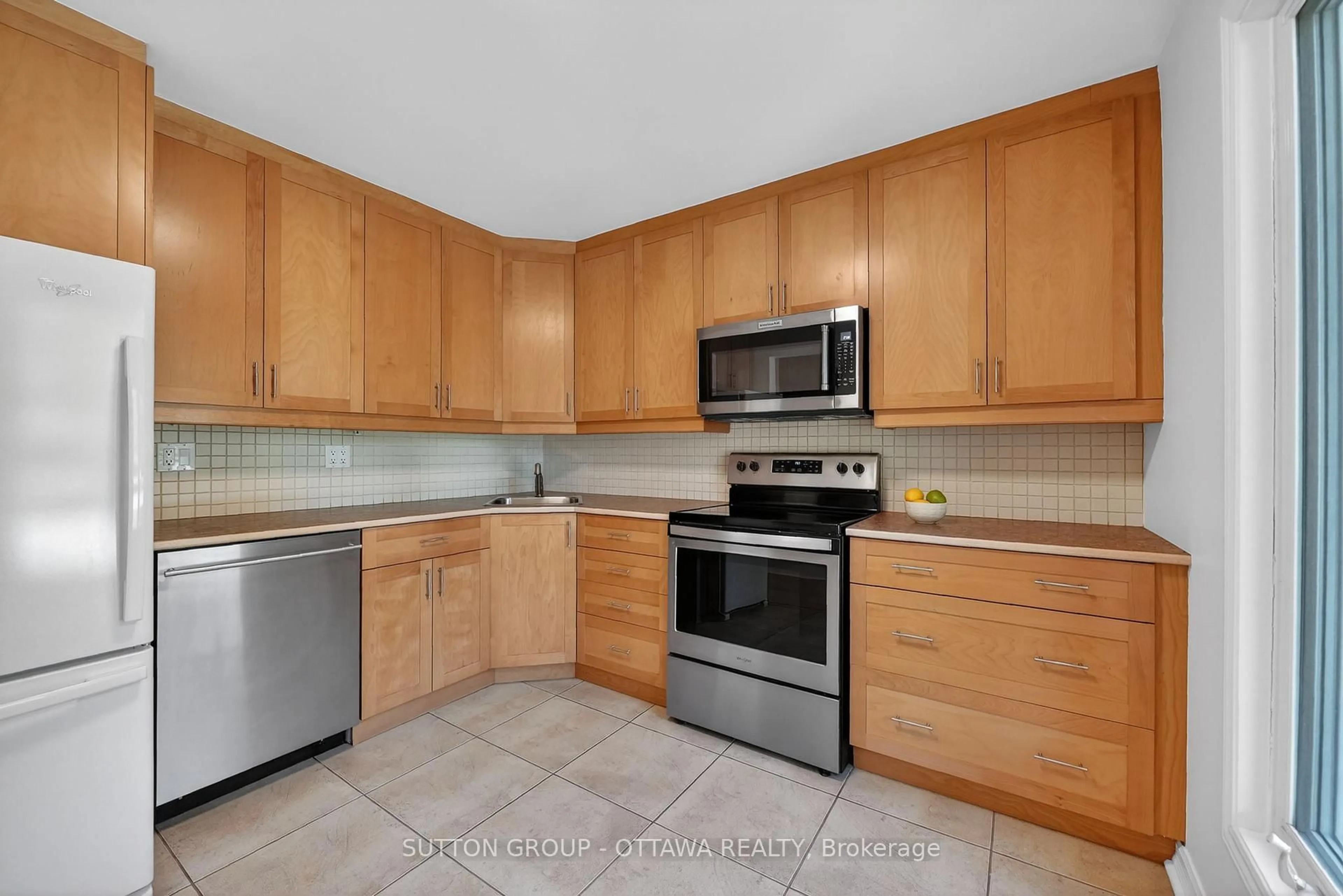Standard kitchen, ceramic/tile floor for 1530 Mimosa Ave, Ottawa Ontario K1G 4C9