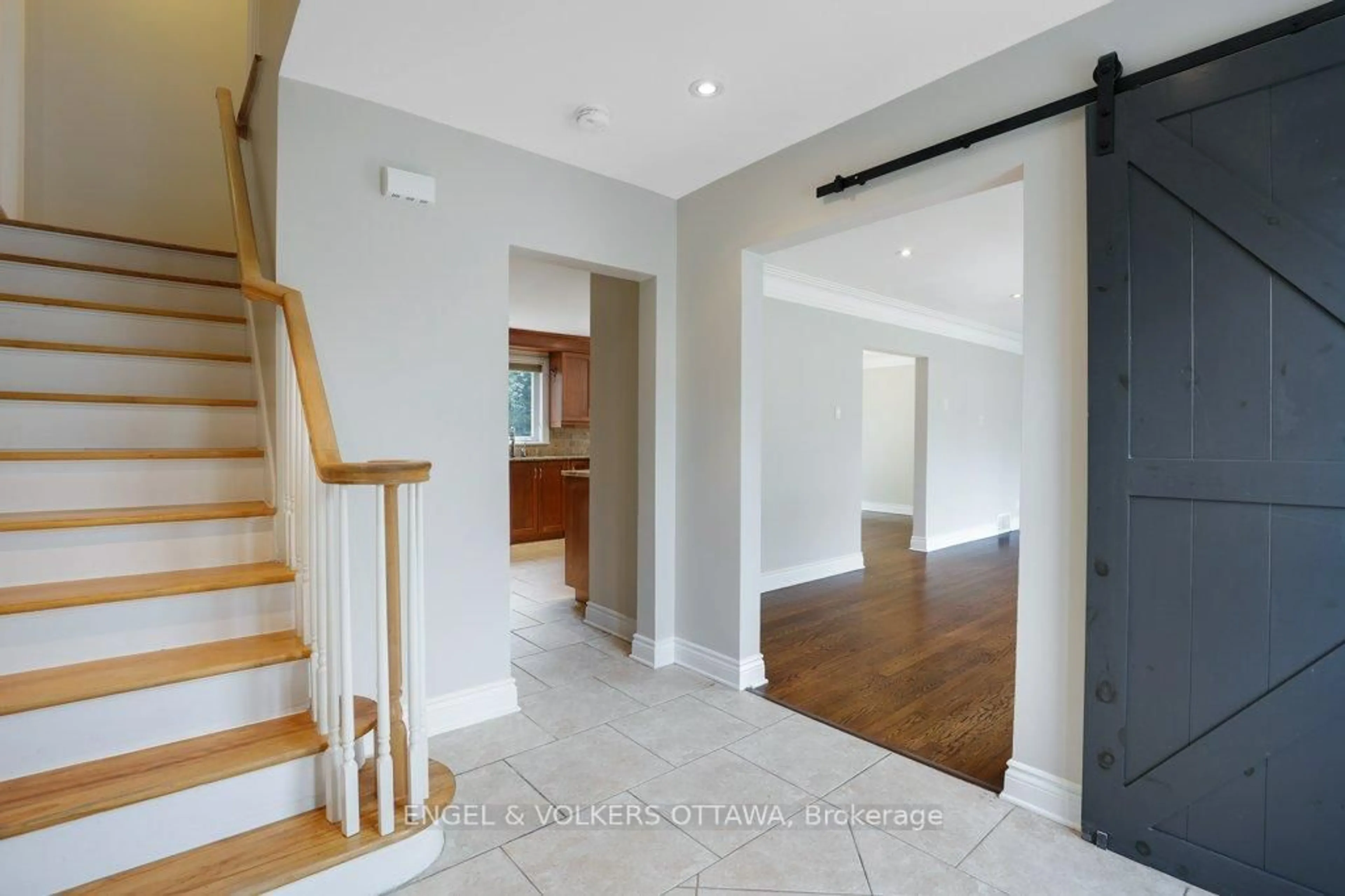 Indoor entryway for 23 Biscayne Cres, Ottawa Ontario K2E 5R9