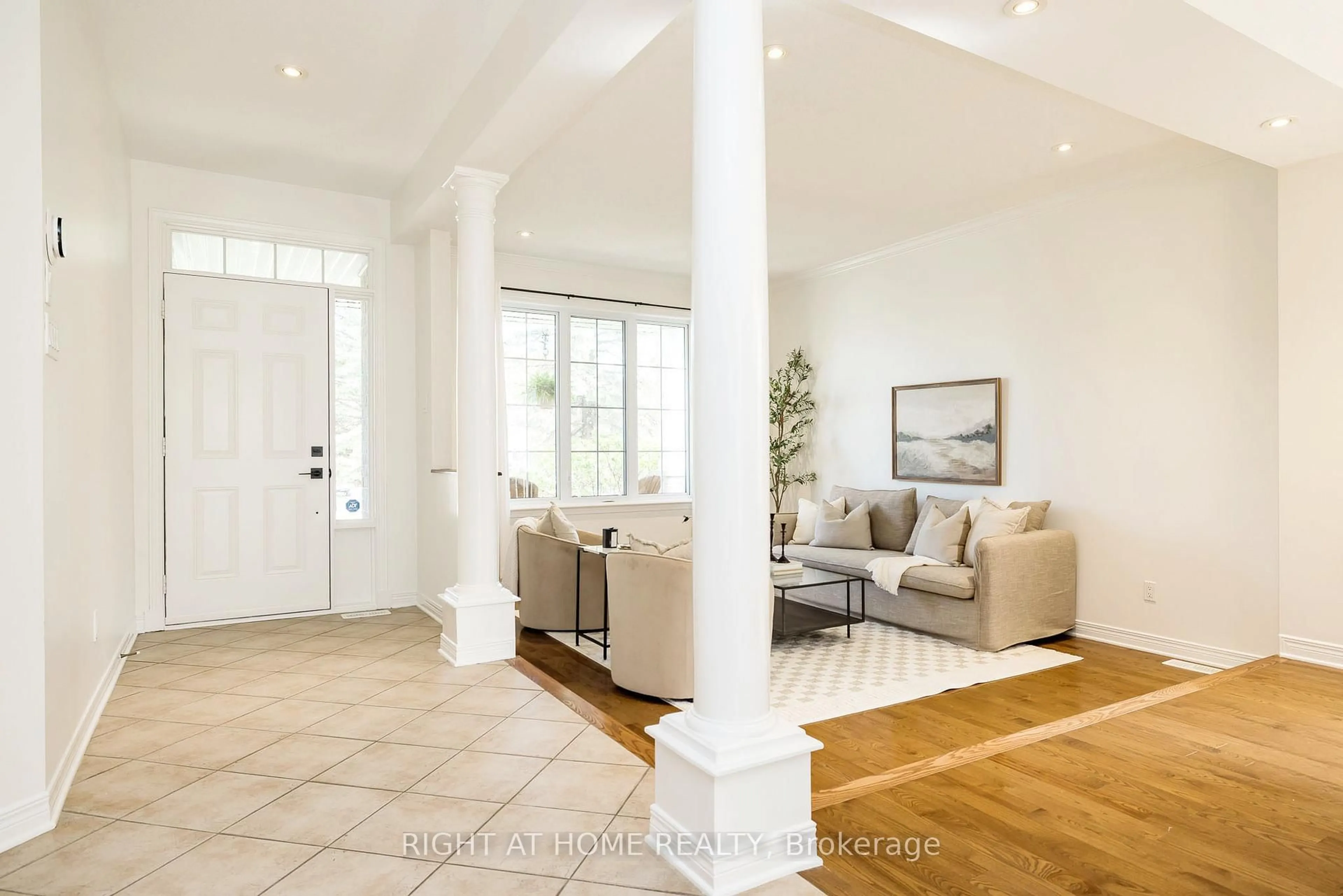 Indoor entryway for 109 Coyote Cres, Ottawa Ontario K2S 2G4