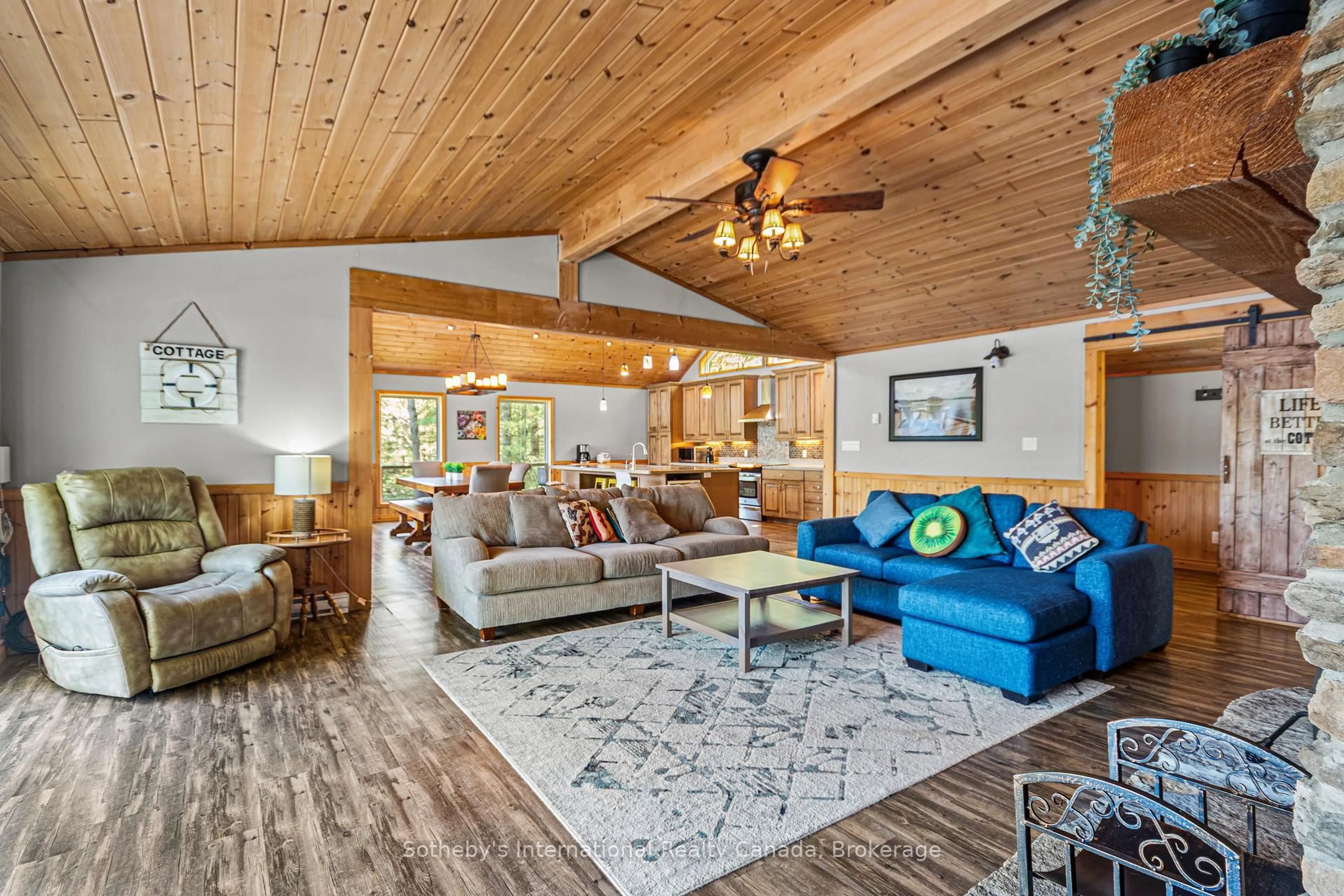 Living room with furniture, wood/laminate floor for 4280 GO HOME LAKE SHORE, Georgian Bay Ontario P0C 1H0