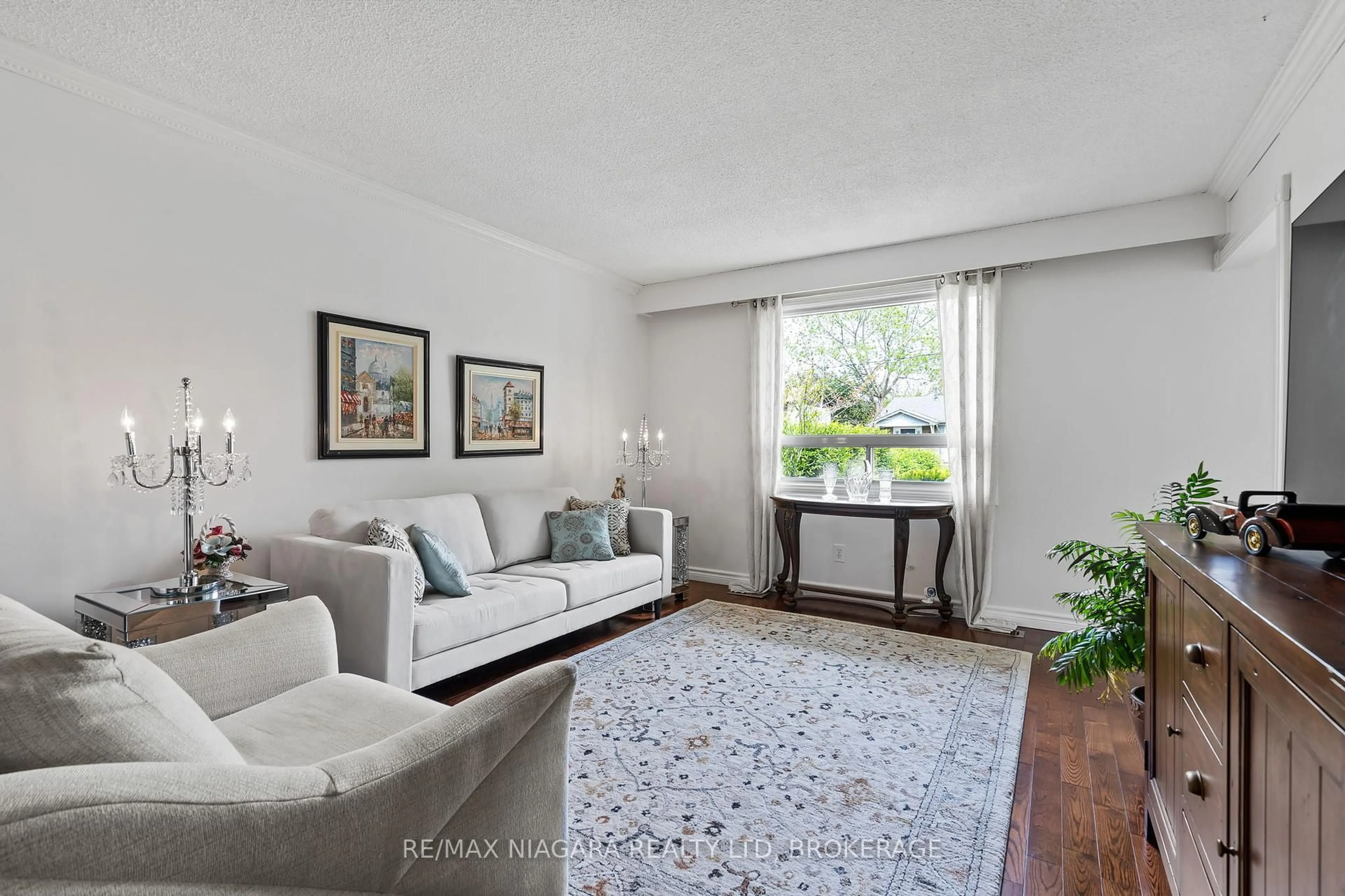 Living room with furniture, unknown for 21 ALLAN Dr, St. Catharines Ontario L2N 5S4