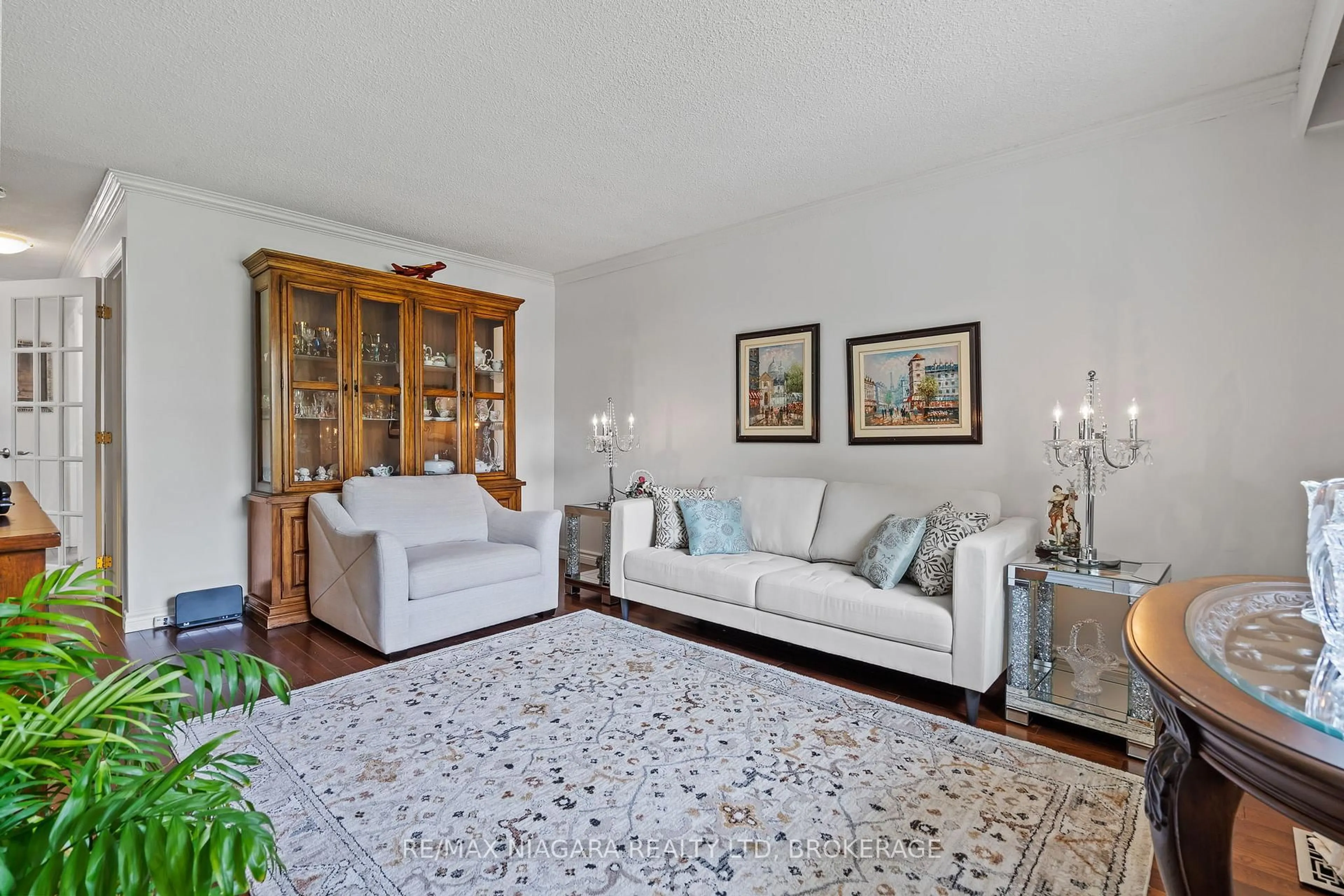 Living room with furniture, unknown for 21 ALLAN Dr, St. Catharines Ontario L2N 5S4