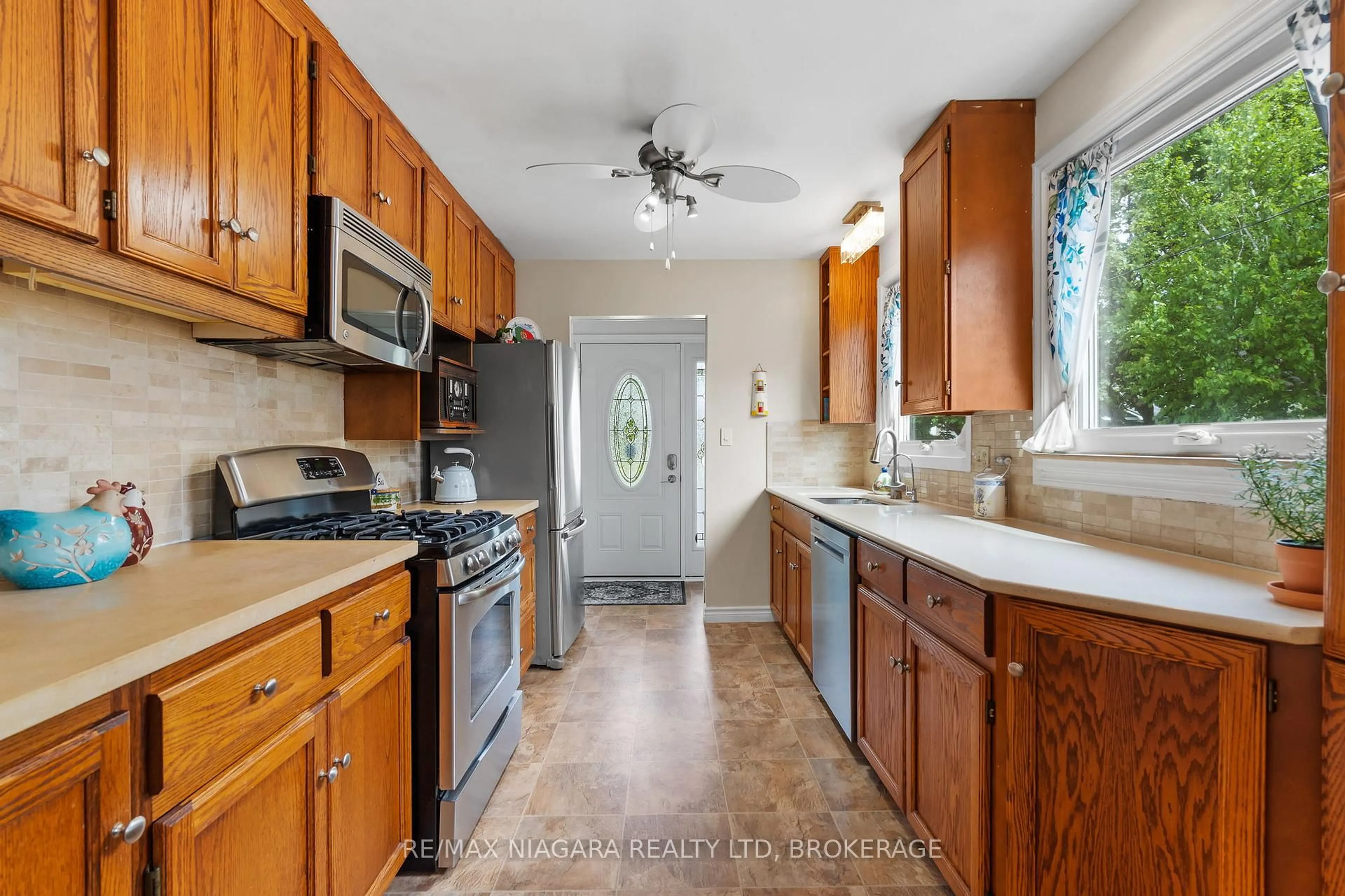 Standard kitchen, ceramic/tile floor for 21 ALLAN Dr, St. Catharines Ontario L2N 5S4