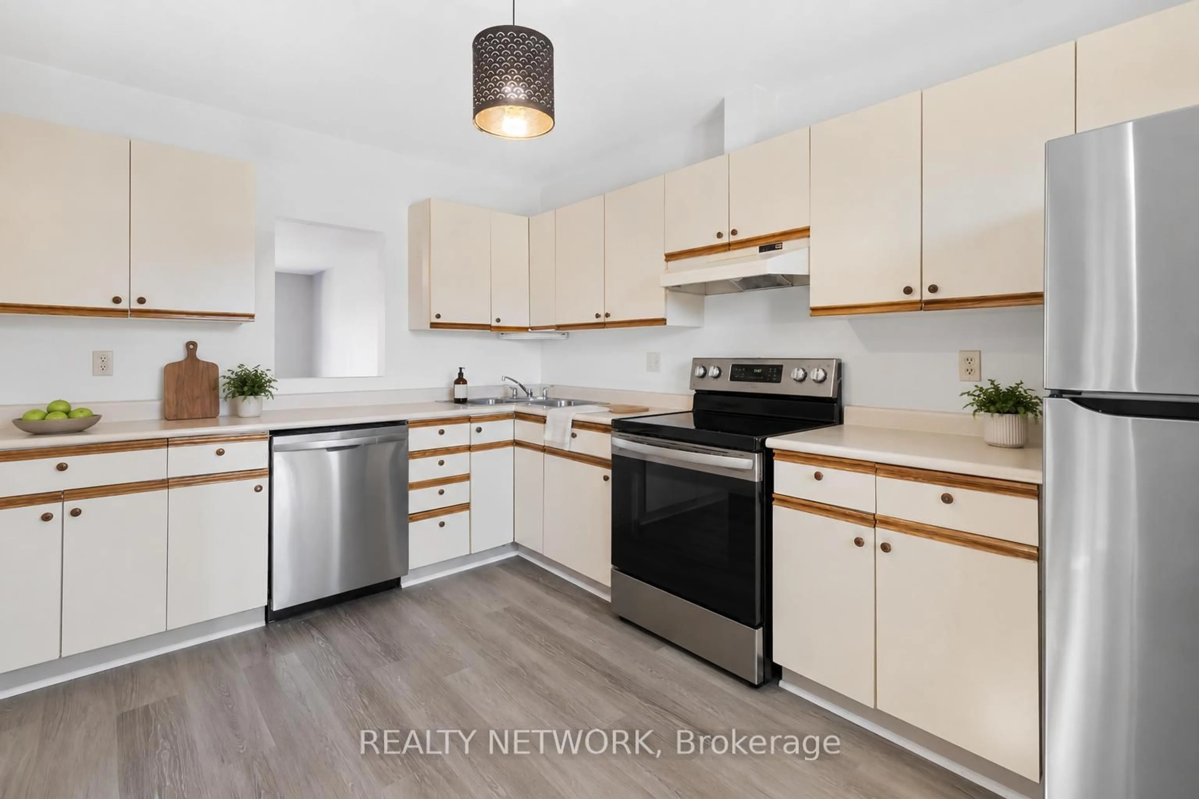 Open concept kitchen, wood/laminate floor for 122 Bunting Rd #54, St. Catharines Ontario L2P 3X7