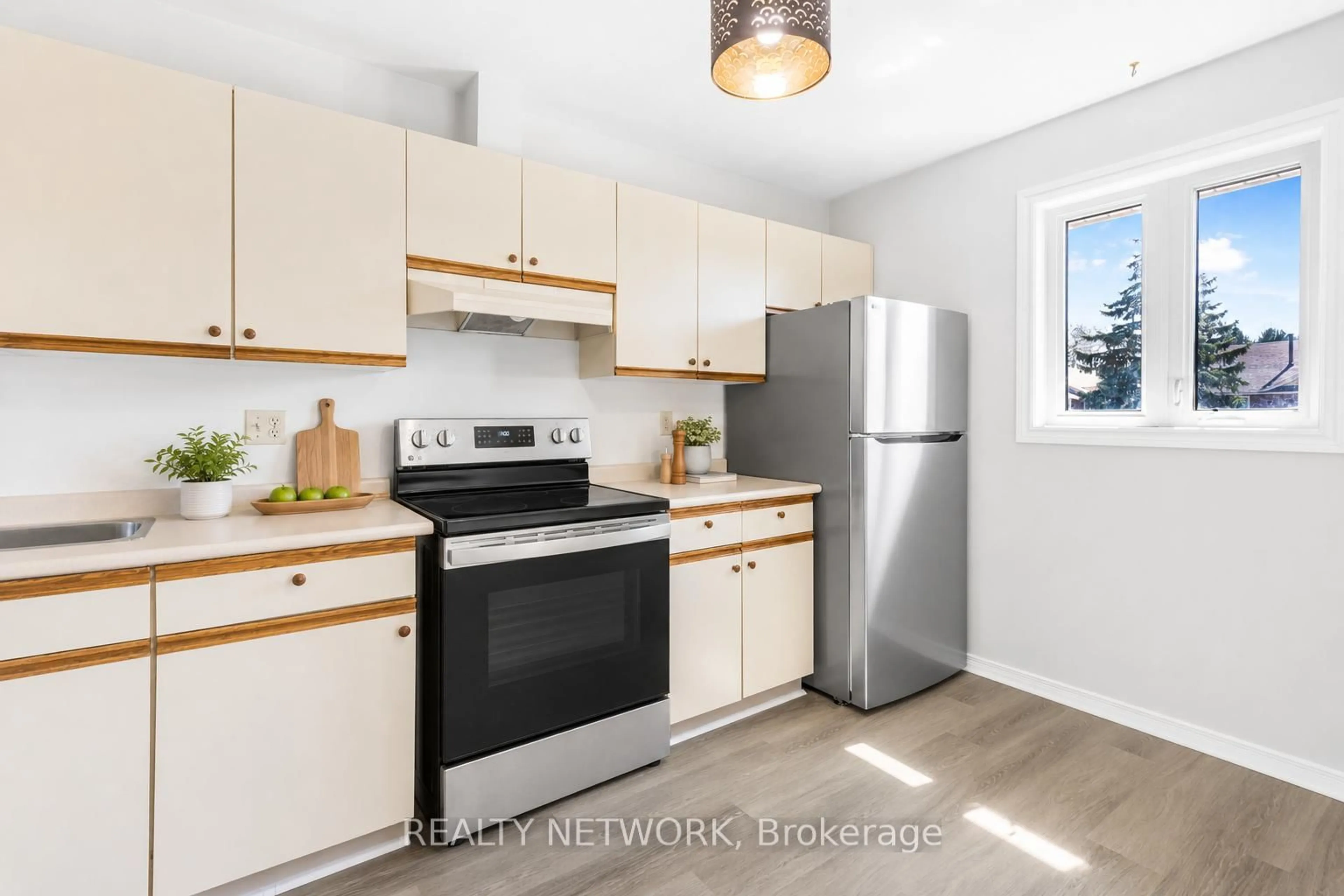 Standard kitchen, wood/laminate floor for 122 Bunting Rd #54, St. Catharines Ontario L2P 3X7