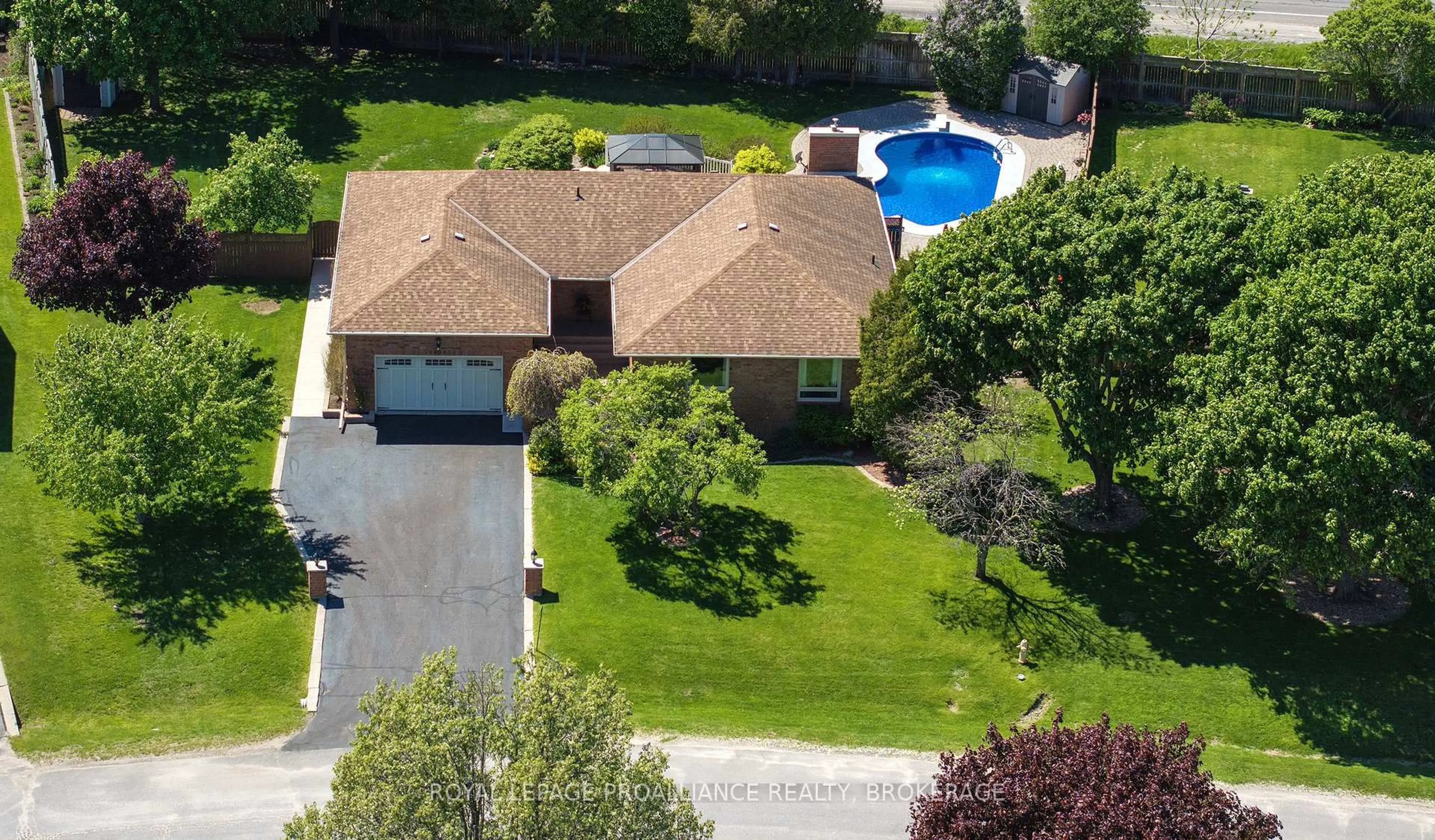 A pic from outside/outdoor area/front of a property/back of a property/a pic from drone, street for 1423 Cottsmere Crt, Kingston Ontario K7L 4V4