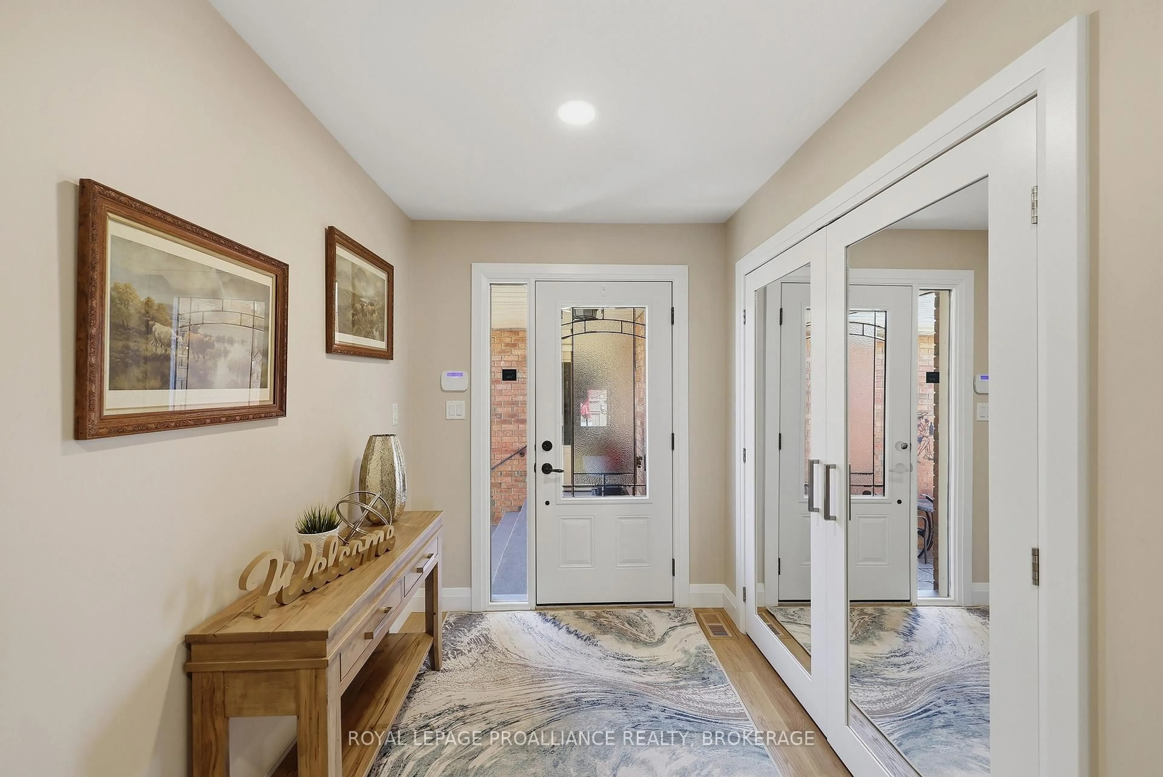 Indoor entryway for 1423 Cottsmere Crt, Kingston Ontario K7L 4V4