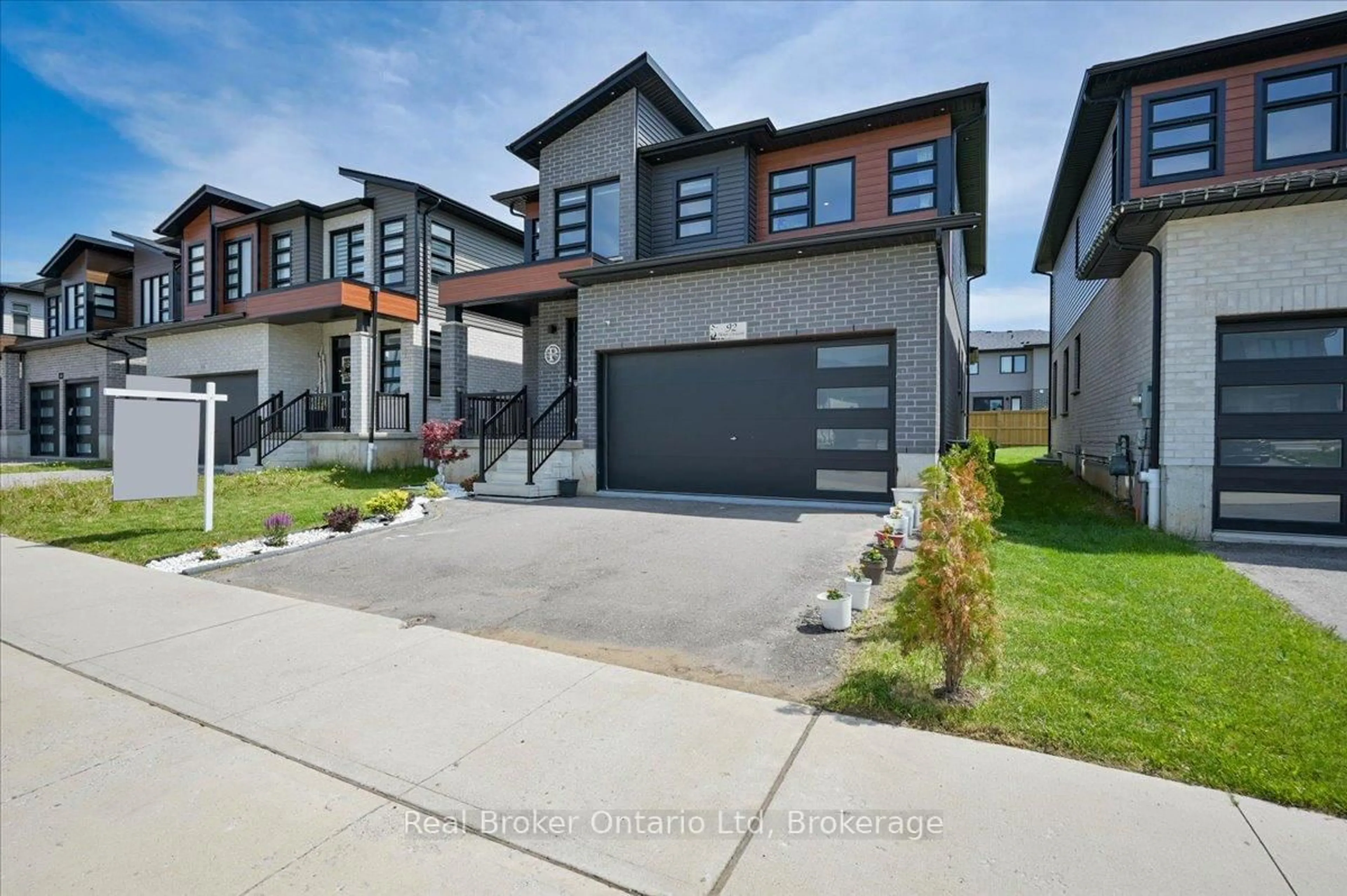 Unknown for 92 Moon Cres, Cambridge Ontario N1S 0C4