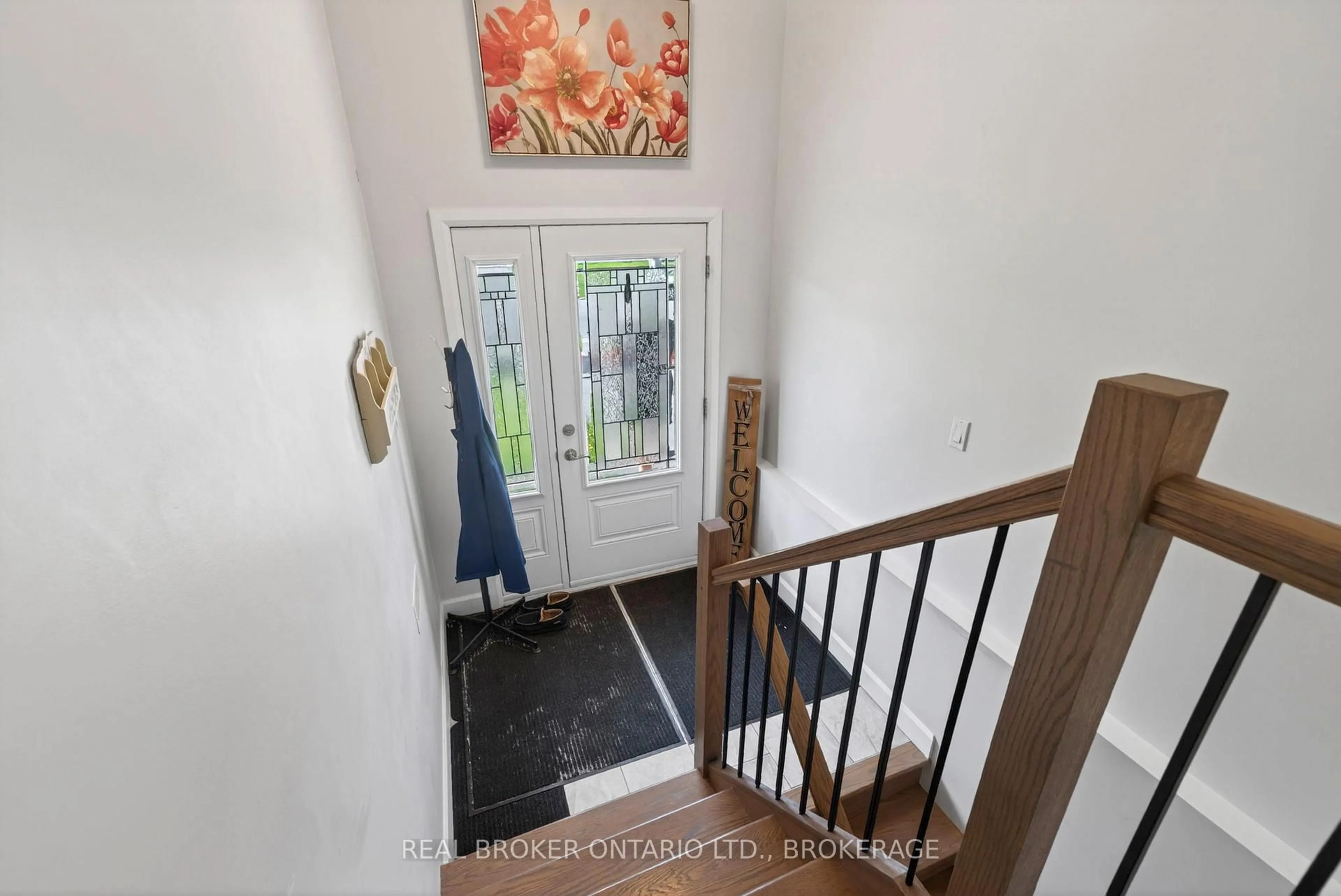 Indoor entryway for 250 Lourdes Ave, Cornwall Ontario K6H 0E8