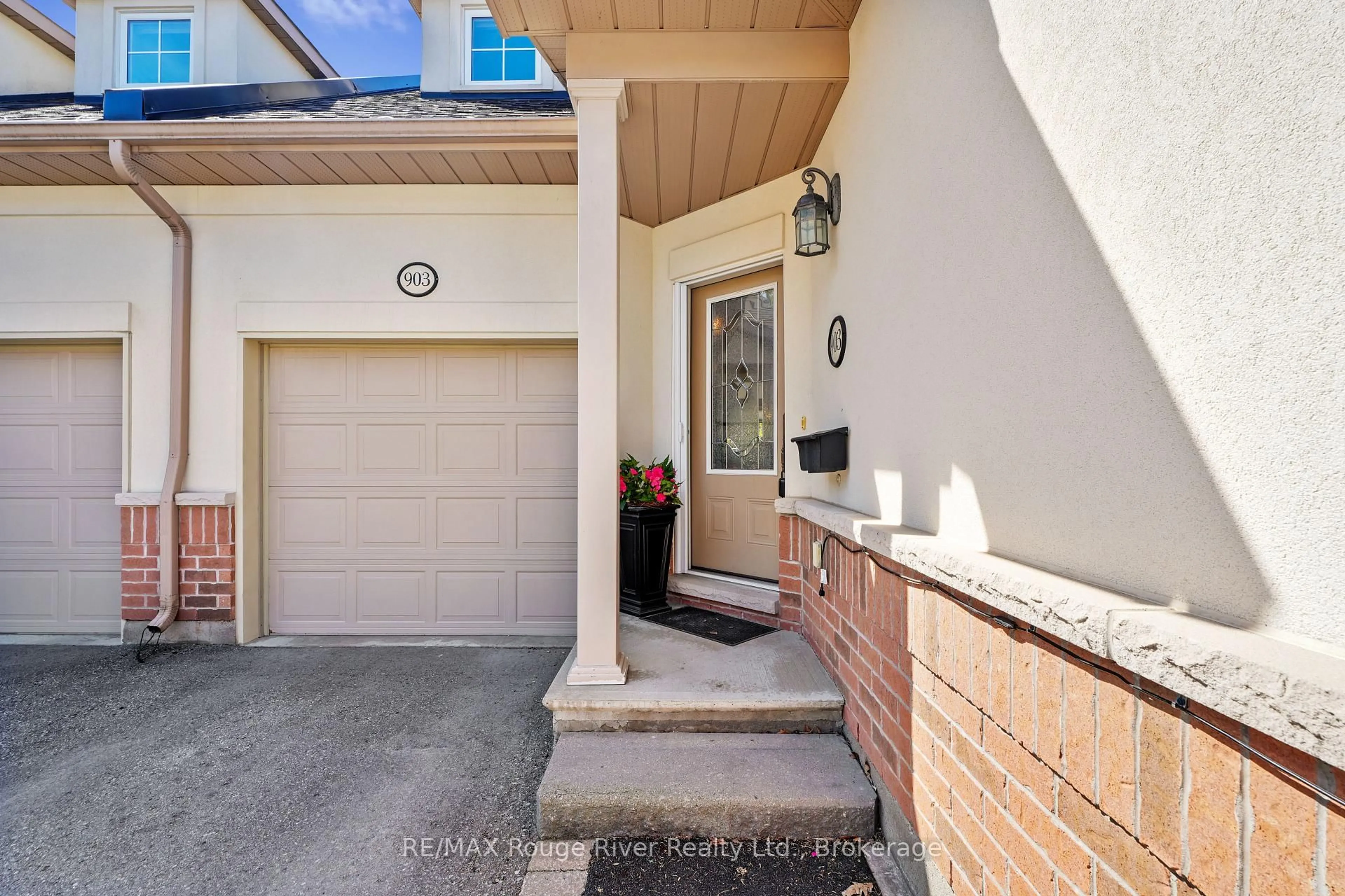 Indoor entryway for 120 University Ave #903, Cobourg Ontario K9A 0A9