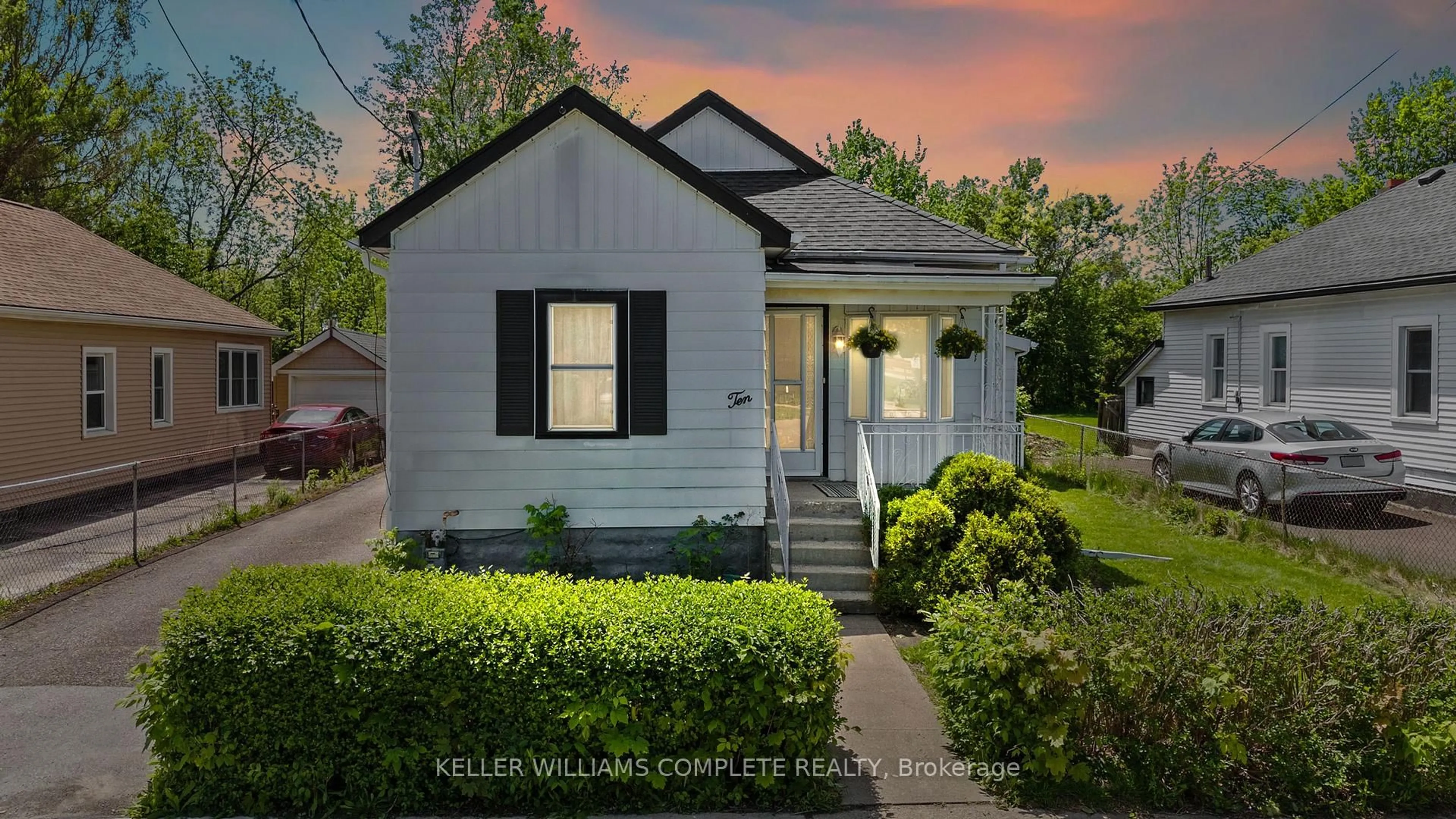 Home with vinyl exterior material, street for 10 MONCK St, St. Catharines Ontario L2S 1L6
